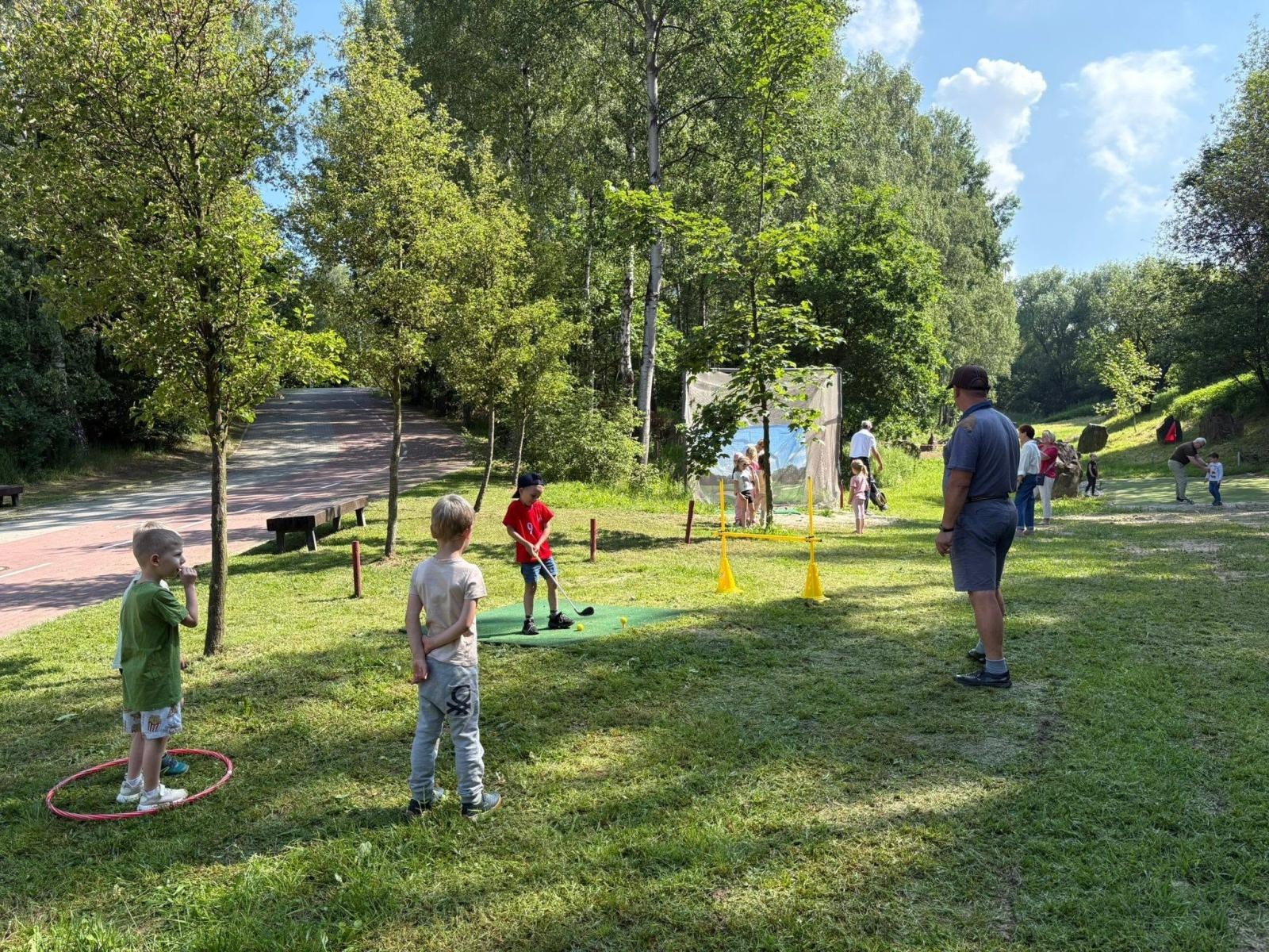 Zdjęcie w galerii na portalu naszwodzislaw.com: Sztafeta Pokoleń w Wodzisławiu. Golf łączy dzieci, dorosłych i seniorów wiadomości z regionu