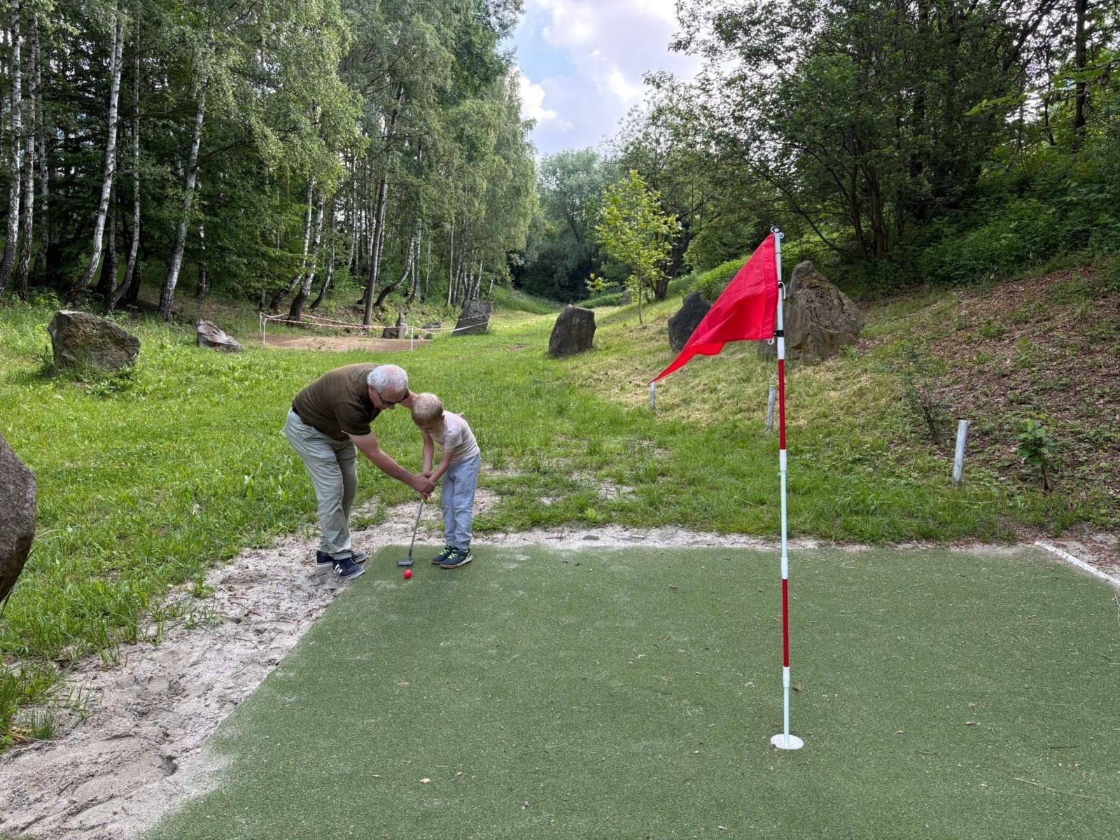 Zdjęcie w galerii na portalu naszwodzislaw.com: Sztafeta Pokoleń w Wodzisławiu. Golf łączy dzieci, dorosłych i seniorów wiadomości z regionu