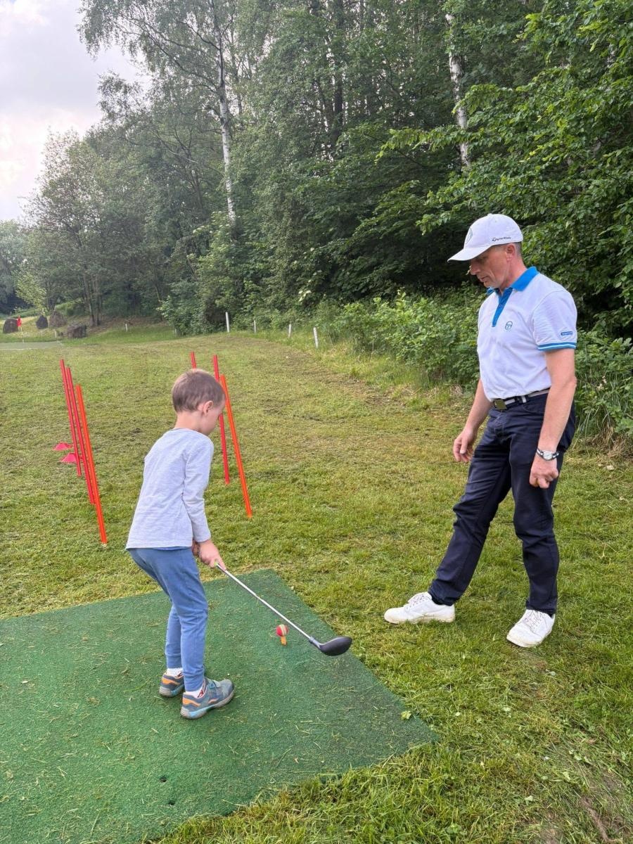 Zdjęcie w galerii na portalu naszwodzislaw.com: Sztafeta Pokoleń w Wodzisławiu. Golf łączy dzieci, dorosłych i seniorów wiadomości z regionu