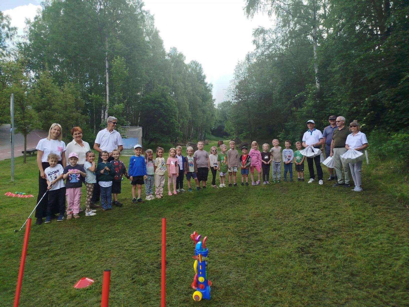 Zdjęcie w galerii na portalu naszwodzislaw.com: Sztafeta Pokoleń w Wodzisławiu. Golf łączy dzieci, dorosłych i seniorów wiadomości z regionu