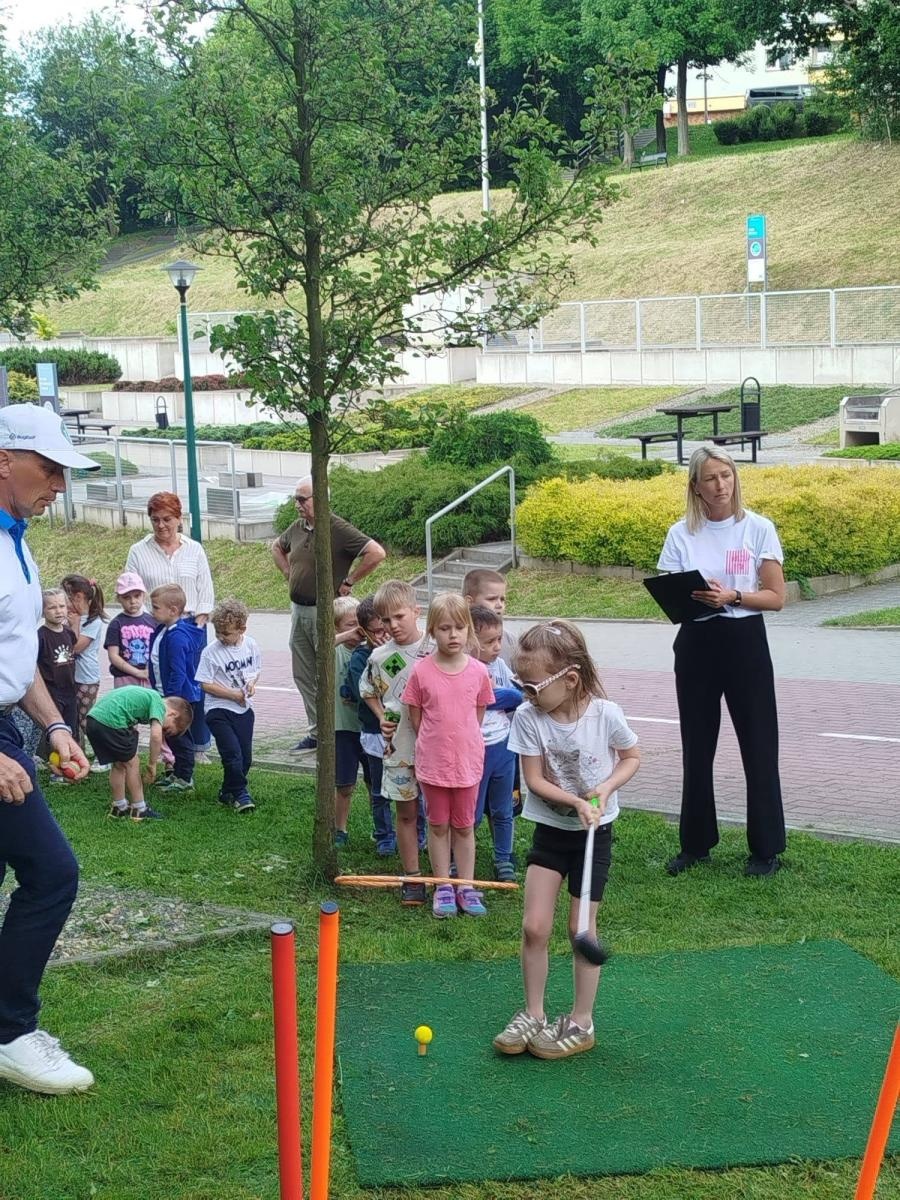 Zdjęcie w galerii na portalu naszwodzislaw.com: Sztafeta Pokoleń w Wodzisławiu. Golf łączy dzieci, dorosłych i seniorów wiadomości z regionu