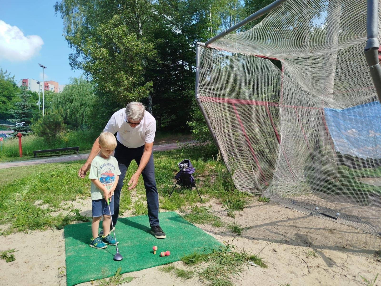 Zdjęcie w galerii na portalu naszwodzislaw.com: Sztafeta Pokoleń w Wodzisławiu. Golf łączy dzieci, dorosłych i seniorów wiadomości z regionu