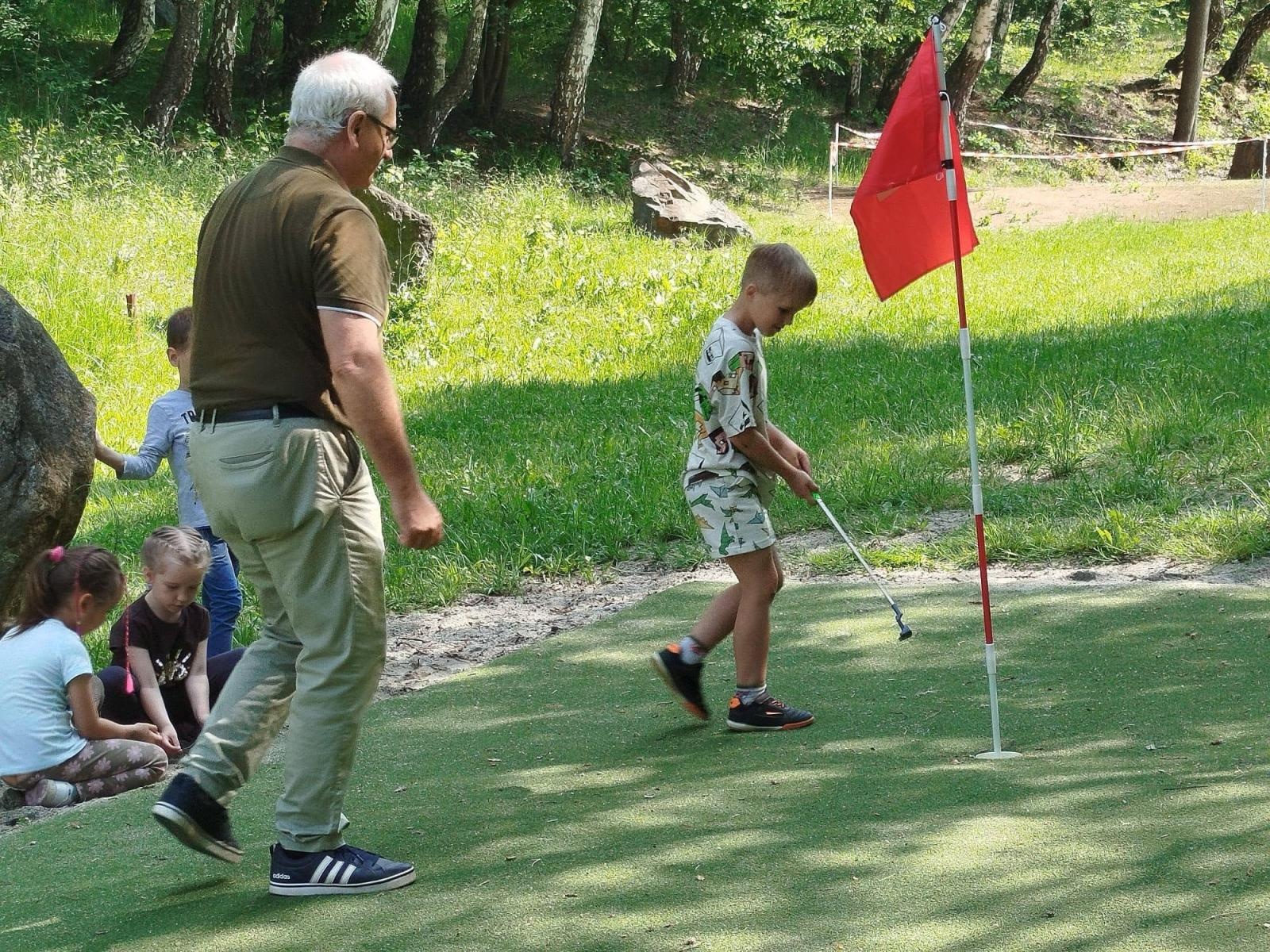 Zdjęcie w galerii na portalu naszwodzislaw.com: Sztafeta Pokoleń w Wodzisławiu. Golf łączy dzieci, dorosłych i seniorów wiadomości z regionu