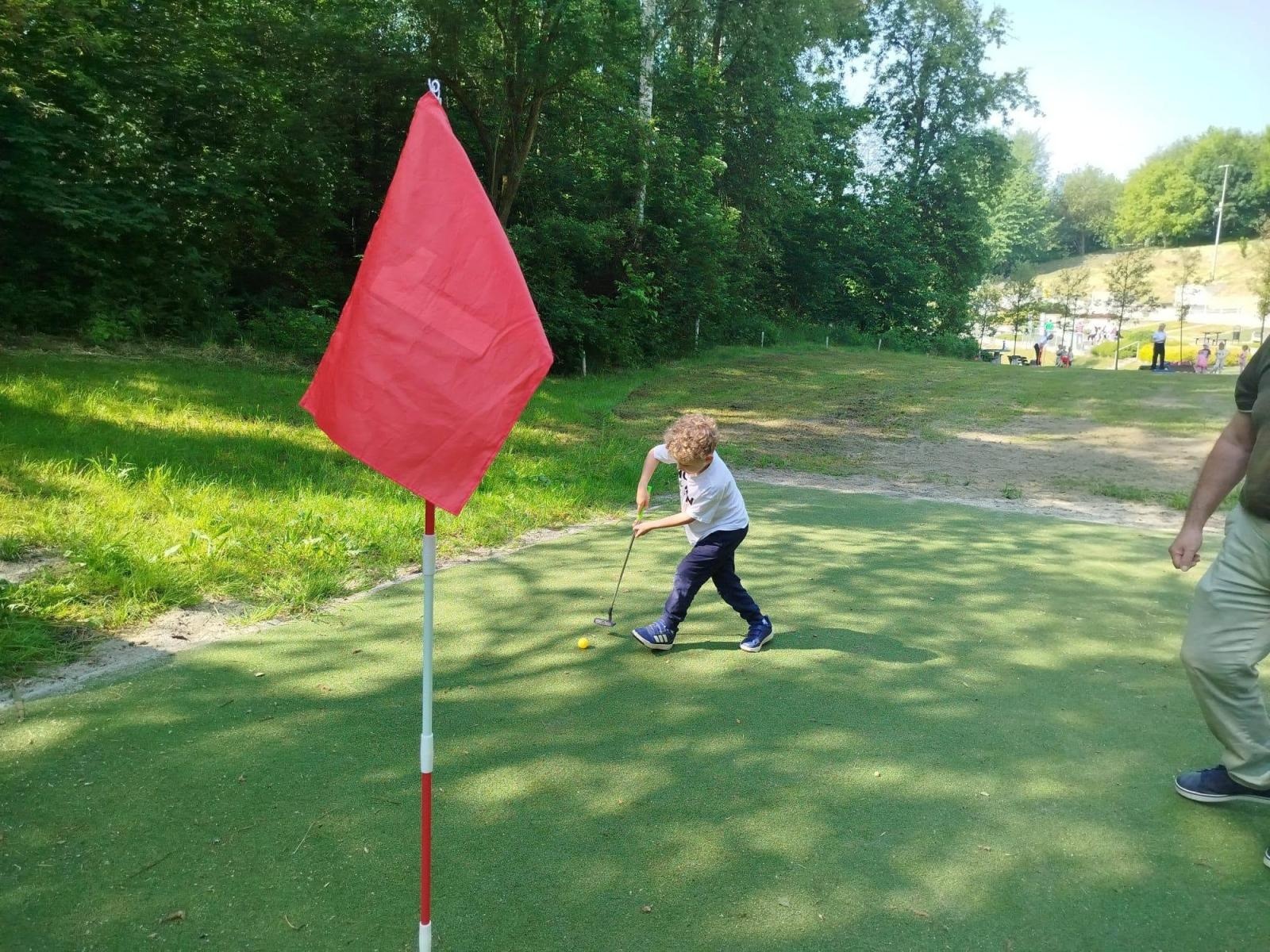 Zdjęcie w galerii na portalu naszwodzislaw.com: Sztafeta Pokoleń w Wodzisławiu. Golf łączy dzieci, dorosłych i seniorów wiadomości z regionu