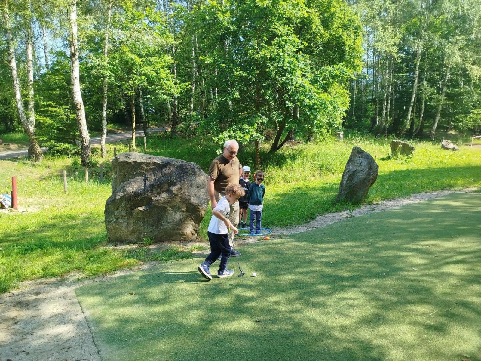 Zdjęcie w galerii na portalu naszwodzislaw.com: Sztafeta Pokoleń w Wodzisławiu. Golf łączy dzieci, dorosłych i seniorów wiadomości z regionu