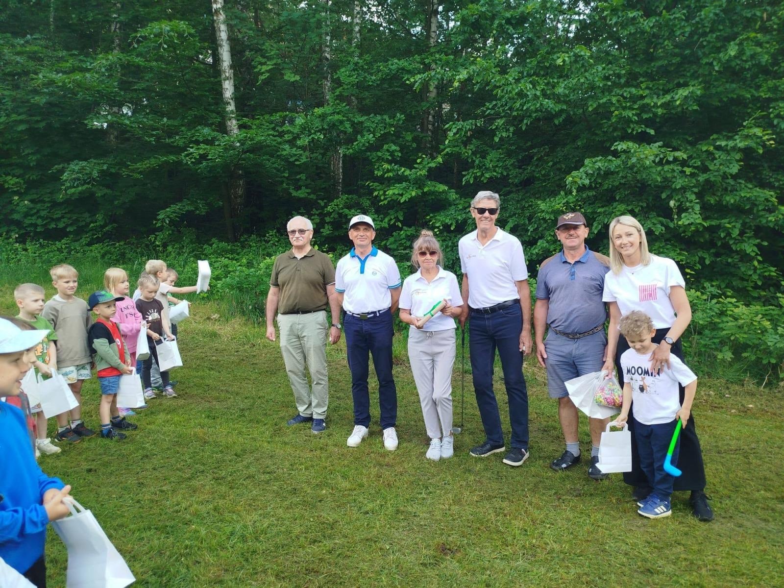 Zdjęcie w galerii na portalu naszwodzislaw.com: Sztafeta Pokoleń w Wodzisławiu. Golf łączy dzieci, dorosłych i seniorów wiadomości z regionu