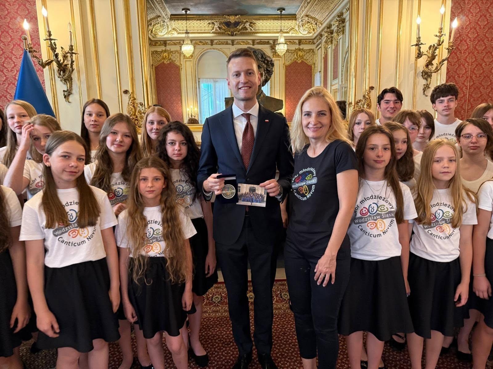 Zdjęcie w galerii na portalu naszwodzislaw.com: Polski głos w sercu Nowego Jorku. Wielki sukces młodzieżowego chóru z Wodzisławia [FOTO] wiadomości z regionu