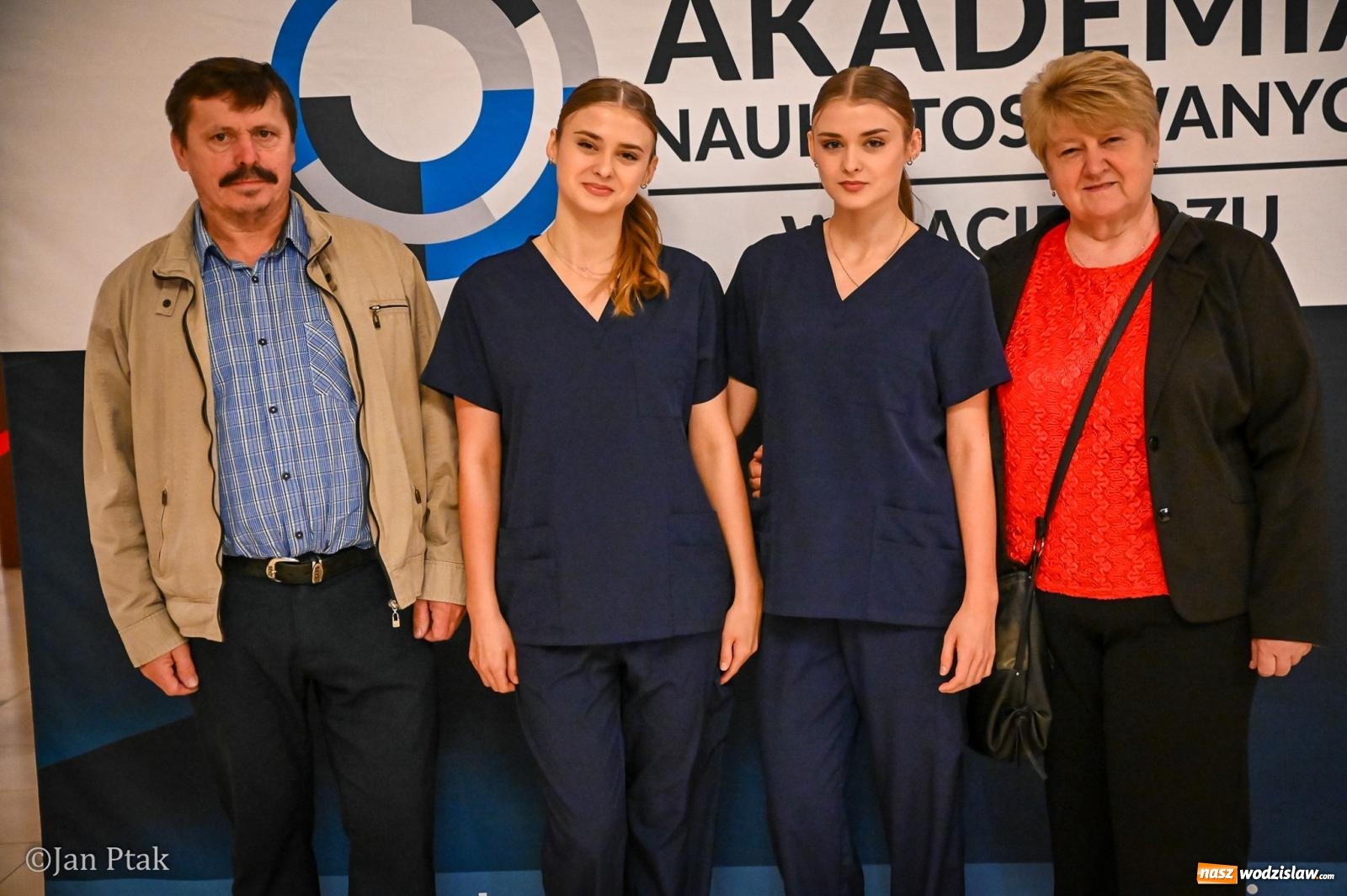 Zdjęcie w galerii na portalu naszwodzislaw.com: Czepkowanie studentów pielęgniarstwa w Raciborzu. Symboliczny początek zawodowej drogi [FOTO i WIDEO] wiadomości z regionu