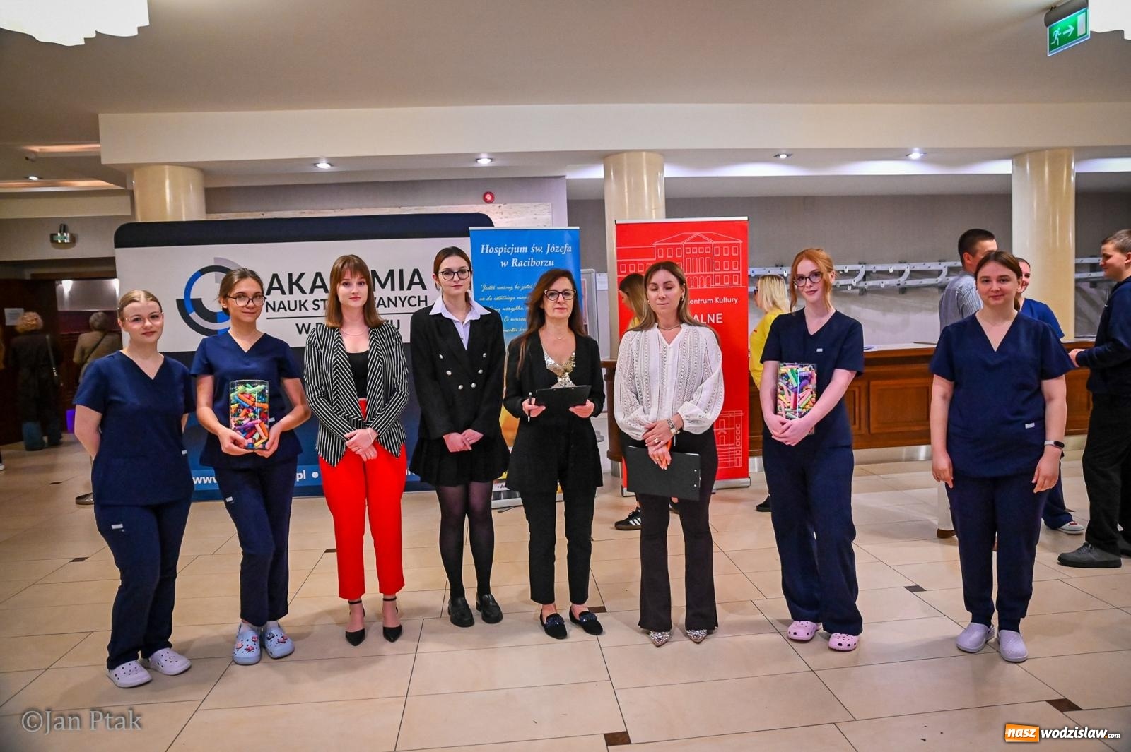 Zdjęcie w galerii na portalu naszwodzislaw.com: Czepkowanie studentów pielęgniarstwa w Raciborzu. Symboliczny początek zawodowej drogi [FOTO i WIDEO] wiadomości z regionu
