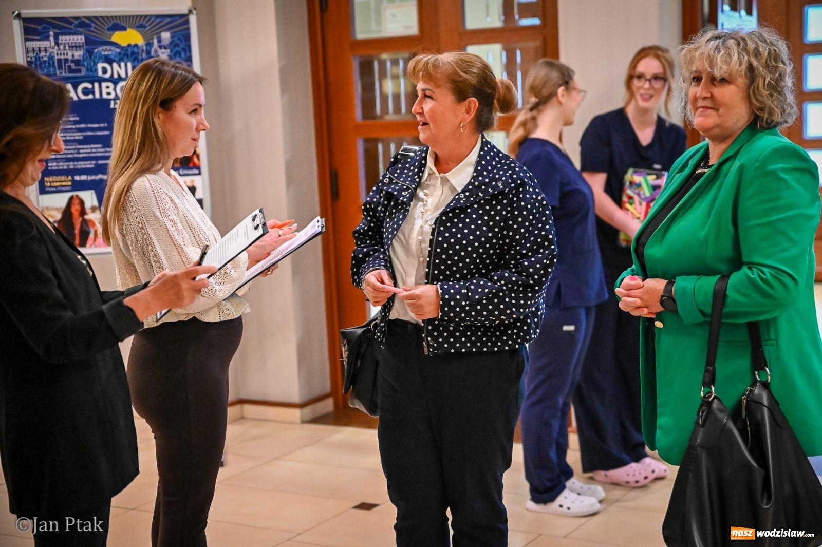 Zdjęcie w galerii na portalu naszwodzislaw.com: Czepkowanie studentów pielęgniarstwa w Raciborzu. Symboliczny początek zawodowej drogi [FOTO i WIDEO] wiadomości z regionu