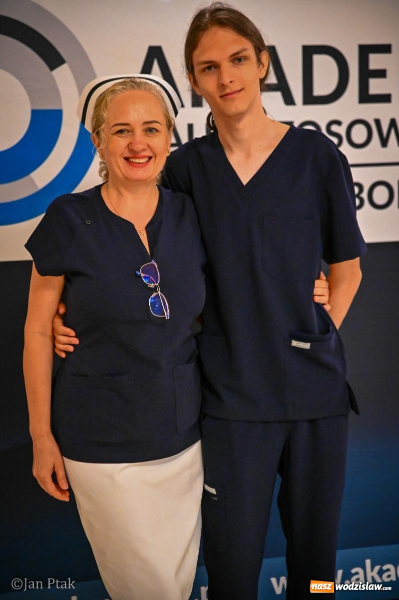 Zdjęcie w galerii na portalu naszwodzislaw.com: Czepkowanie studentów pielęgniarstwa w Raciborzu. Symboliczny początek zawodowej drogi [FOTO i WIDEO] wiadomości z regionu