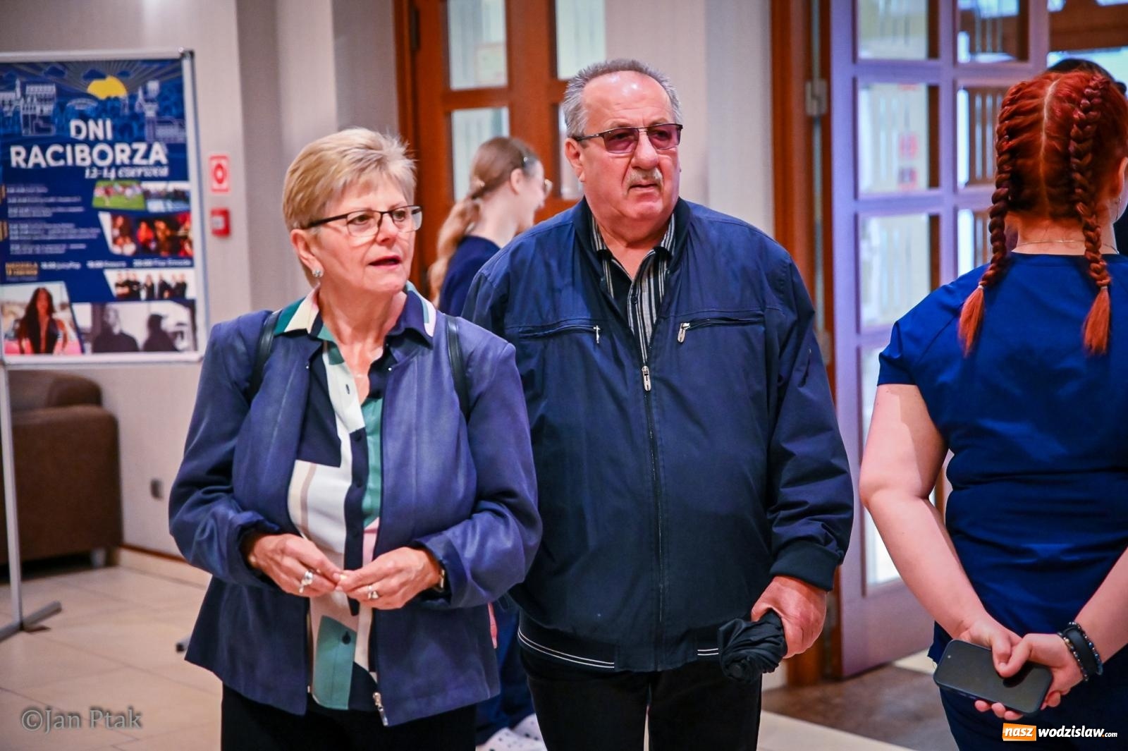 Zdjęcie w galerii na portalu naszwodzislaw.com: Czepkowanie studentów pielęgniarstwa w Raciborzu. Symboliczny początek zawodowej drogi [FOTO i WIDEO] wiadomości z regionu