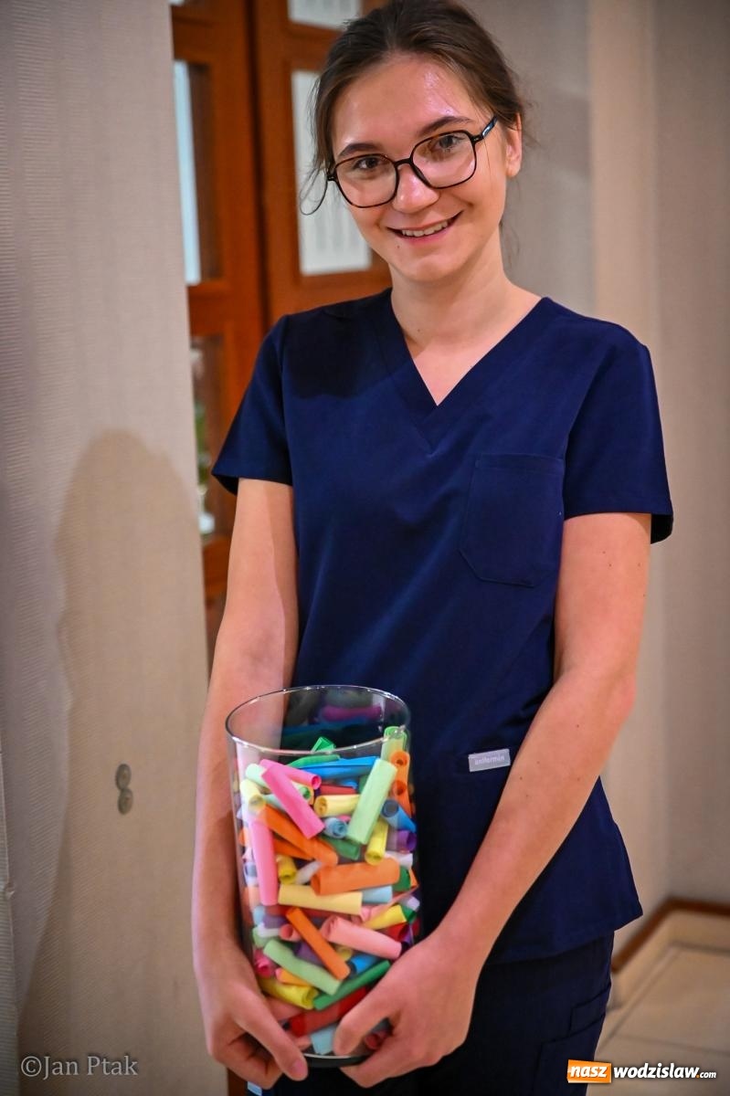 Zdjęcie w galerii na portalu naszwodzislaw.com: Czepkowanie studentów pielęgniarstwa w Raciborzu. Symboliczny początek zawodowej drogi [FOTO i WIDEO] wiadomości z regionu