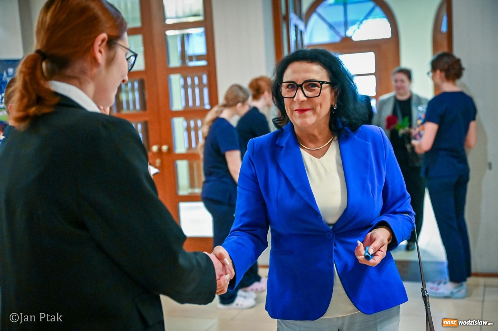 Zdjęcie w galerii na portalu naszwodzislaw.com: Czepkowanie studentów pielęgniarstwa w Raciborzu. Symboliczny początek zawodowej drogi [FOTO i WIDEO] wiadomości z regionu