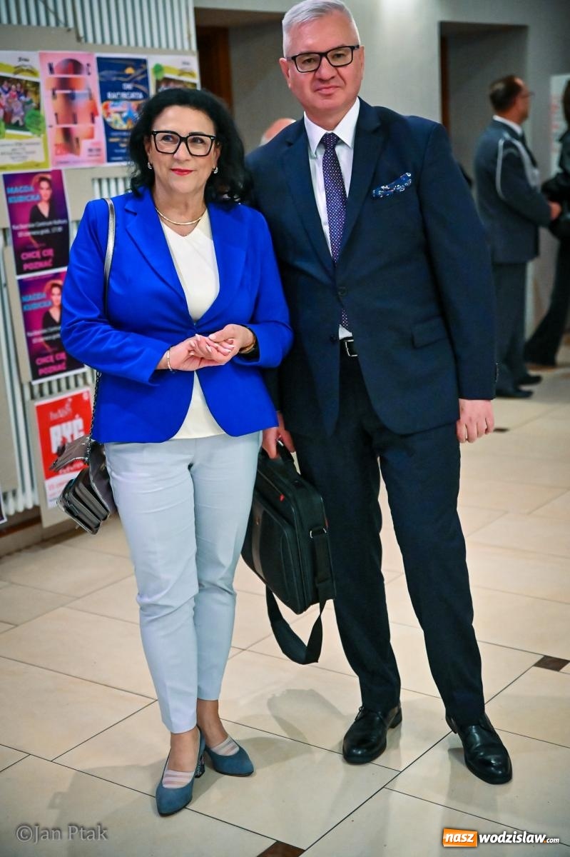 Zdjęcie w galerii na portalu naszwodzislaw.com: Czepkowanie studentów pielęgniarstwa w Raciborzu. Symboliczny początek zawodowej drogi [FOTO i WIDEO] wiadomości z regionu