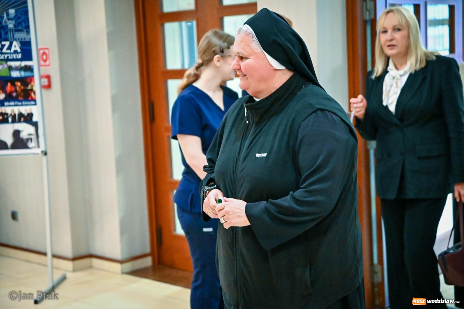 Zdjęcie w galerii na portalu naszwodzislaw.com: Czepkowanie studentów pielęgniarstwa w Raciborzu. Symboliczny początek zawodowej drogi [FOTO i WIDEO] wiadomości z regionu