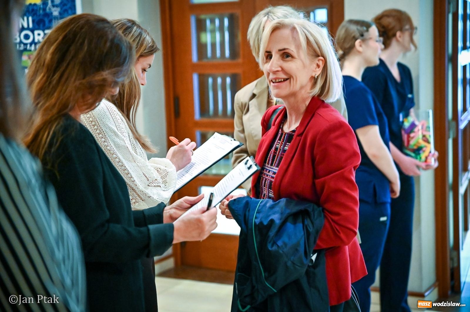Zdjęcie w galerii na portalu naszwodzislaw.com: Czepkowanie studentów pielęgniarstwa w Raciborzu. Symboliczny początek zawodowej drogi [FOTO i WIDEO] wiadomości z regionu