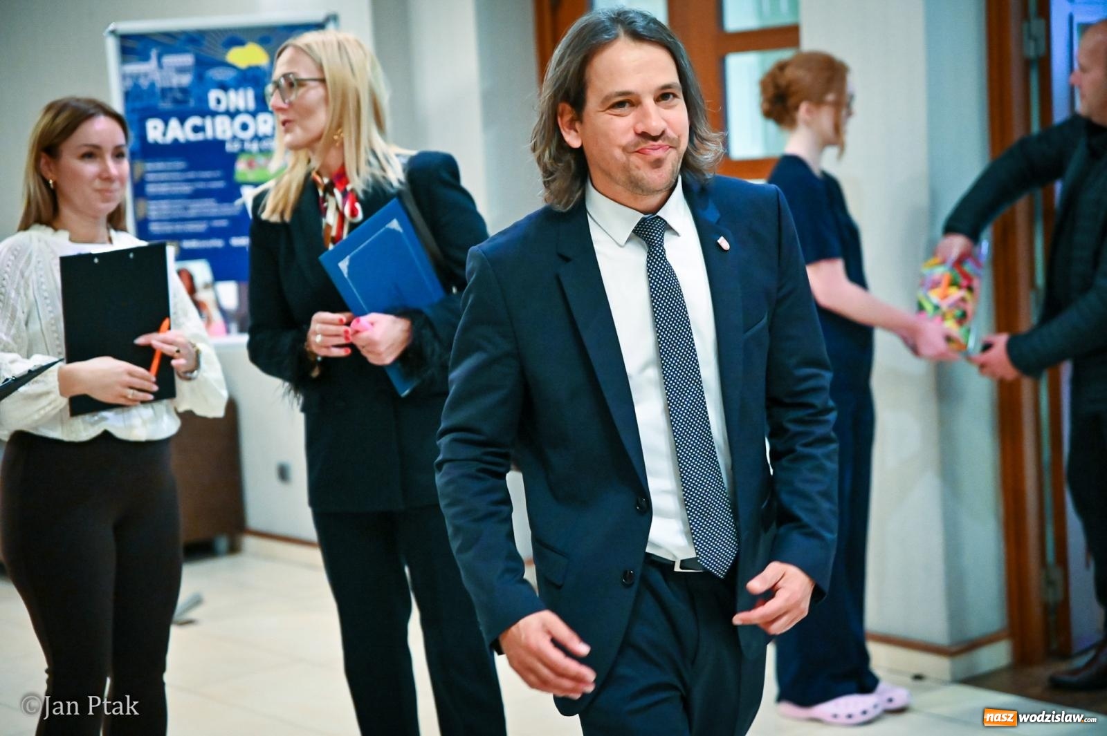 Zdjęcie w galerii na portalu naszwodzislaw.com: Czepkowanie studentów pielęgniarstwa w Raciborzu. Symboliczny początek zawodowej drogi [FOTO i WIDEO] wiadomości z regionu