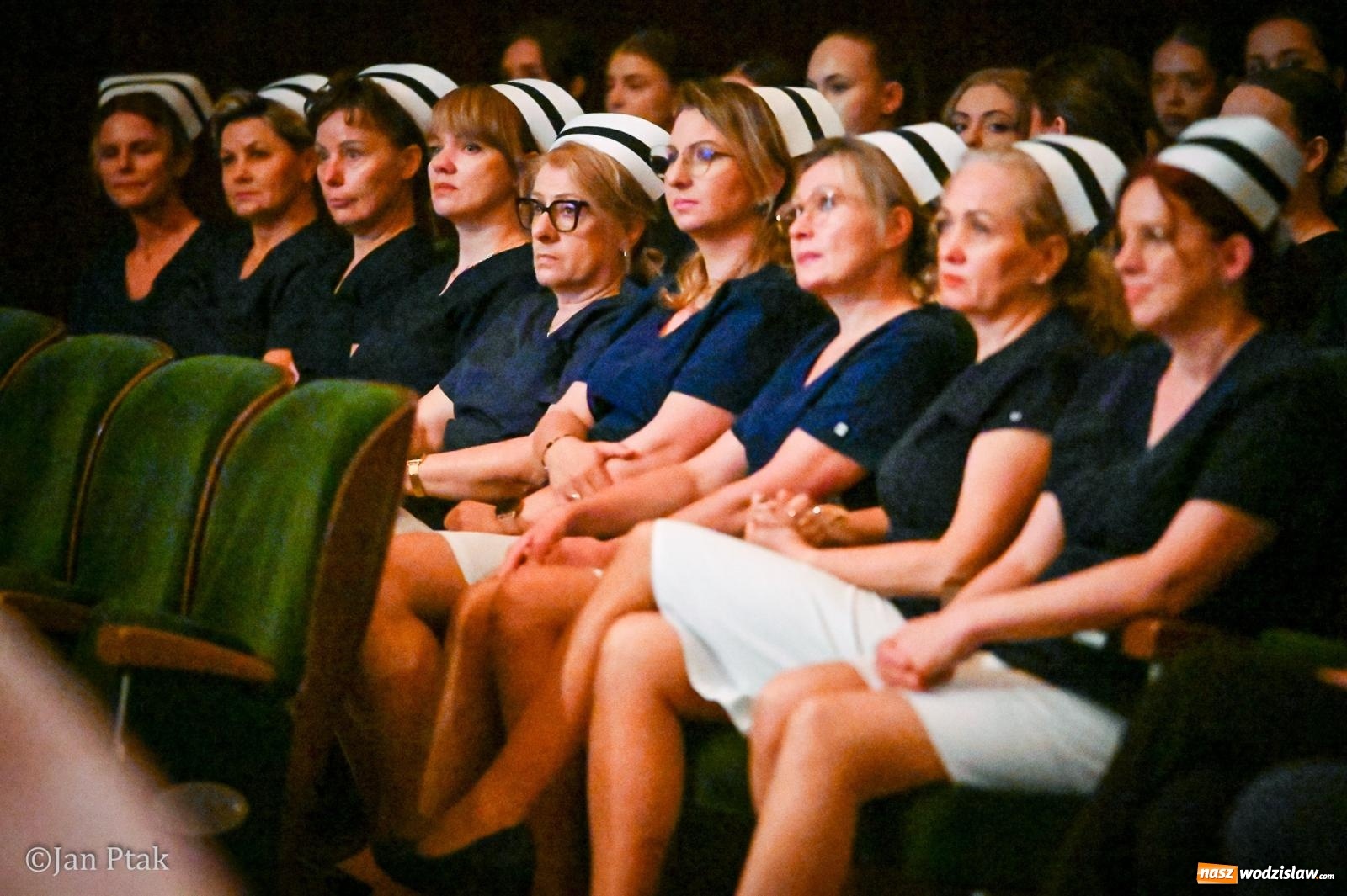 Zdjęcie w galerii na portalu naszwodzislaw.com: Czepkowanie studentów pielęgniarstwa w Raciborzu. Symboliczny początek zawodowej drogi [FOTO i WIDEO] wiadomości z regionu