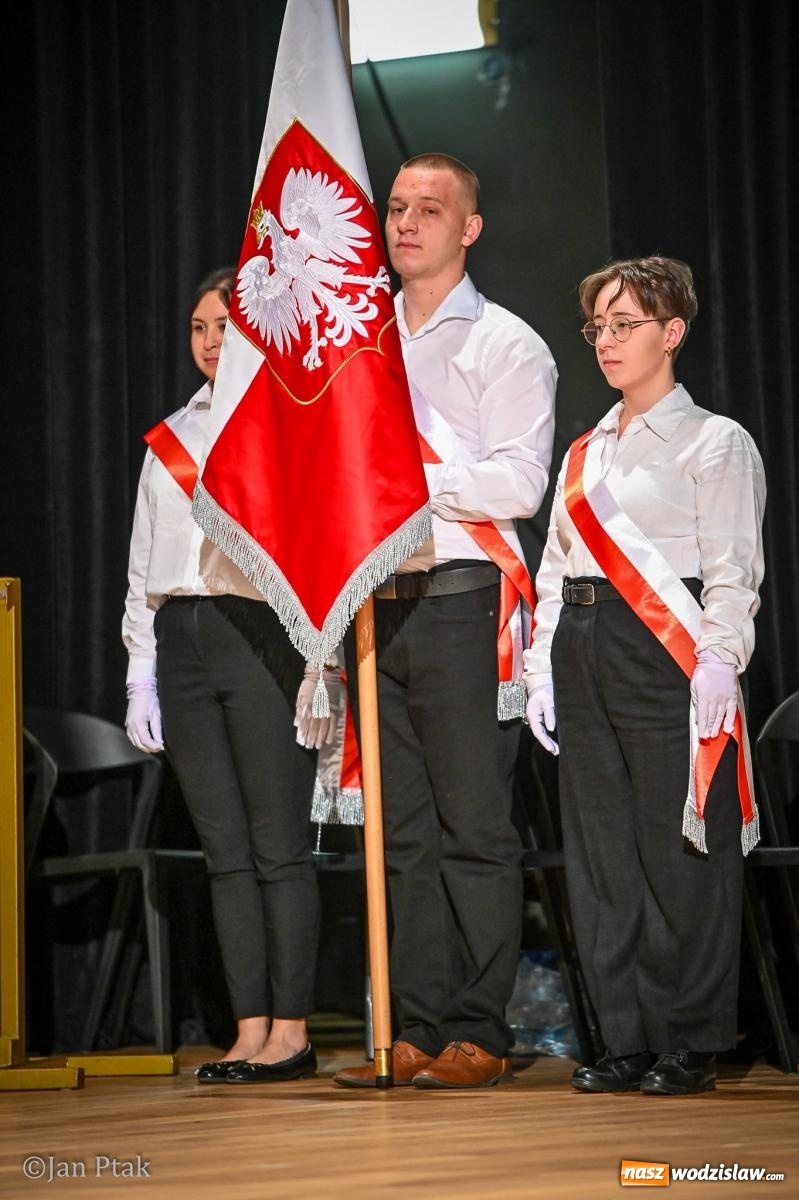 Zdjęcie w galerii na portalu naszwodzislaw.com: Czepkowanie studentów pielęgniarstwa w Raciborzu. Symboliczny początek zawodowej drogi [FOTO i WIDEO] wiadomości z regionu