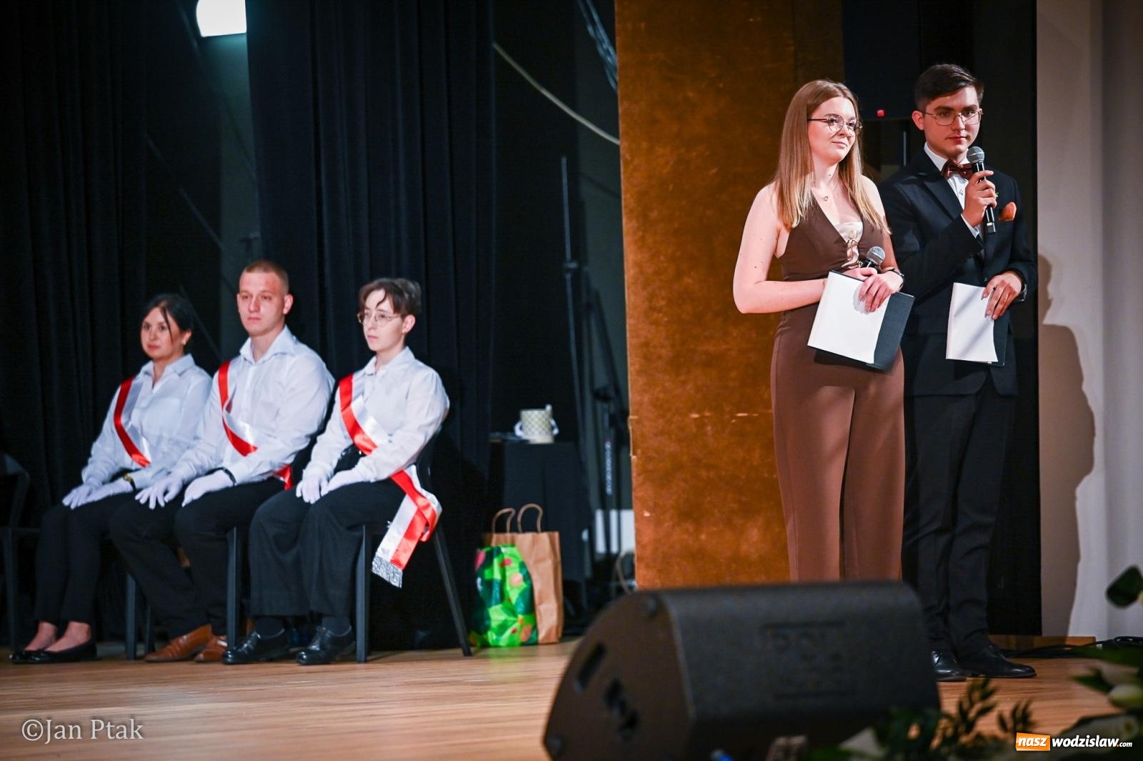 Zdjęcie w galerii na portalu naszwodzislaw.com: Czepkowanie studentów pielęgniarstwa w Raciborzu. Symboliczny początek zawodowej drogi [FOTO i WIDEO] wiadomości z regionu
