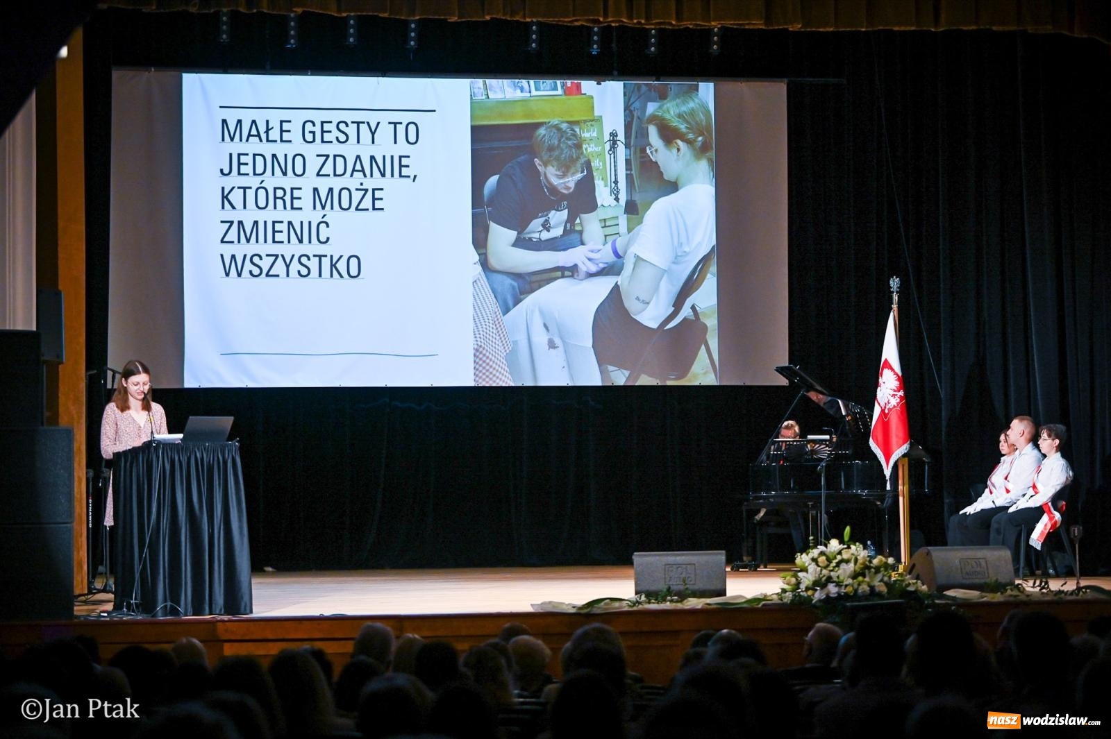 Zdjęcie w galerii na portalu naszwodzislaw.com: Czepkowanie studentów pielęgniarstwa w Raciborzu. Symboliczny początek zawodowej drogi [FOTO i WIDEO] wiadomości z regionu