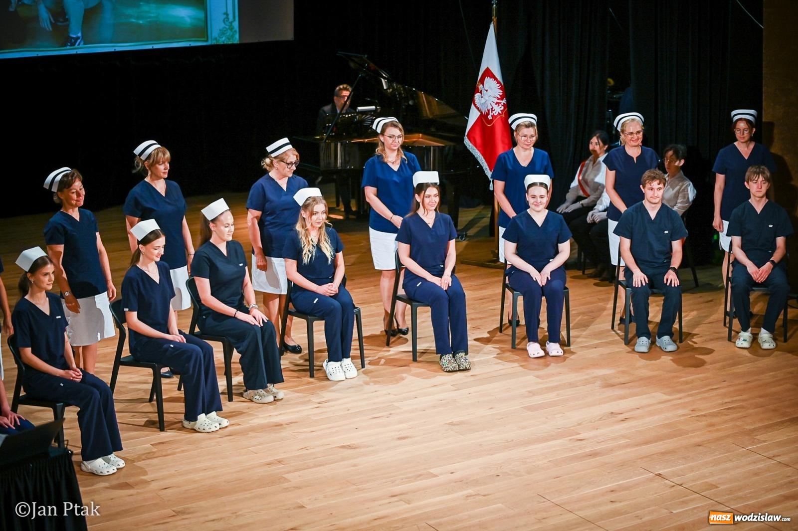 Zdjęcie w galerii na portalu naszwodzislaw.com: Czepkowanie studentów pielęgniarstwa w Raciborzu. Symboliczny początek zawodowej drogi [FOTO i WIDEO] wiadomości z regionu