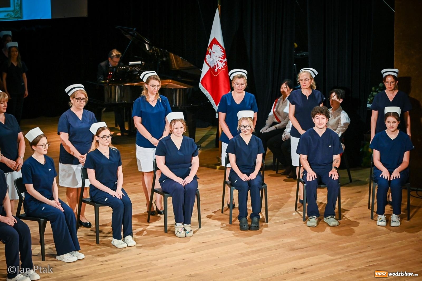 Zdjęcie w galerii na portalu naszwodzislaw.com: Czepkowanie studentów pielęgniarstwa w Raciborzu. Symboliczny początek zawodowej drogi [FOTO i WIDEO] wiadomości z regionu