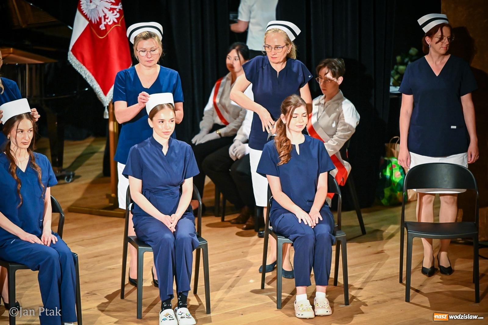 Zdjęcie w galerii na portalu naszwodzislaw.com: Czepkowanie studentów pielęgniarstwa w Raciborzu. Symboliczny początek zawodowej drogi [FOTO i WIDEO] wiadomości z regionu