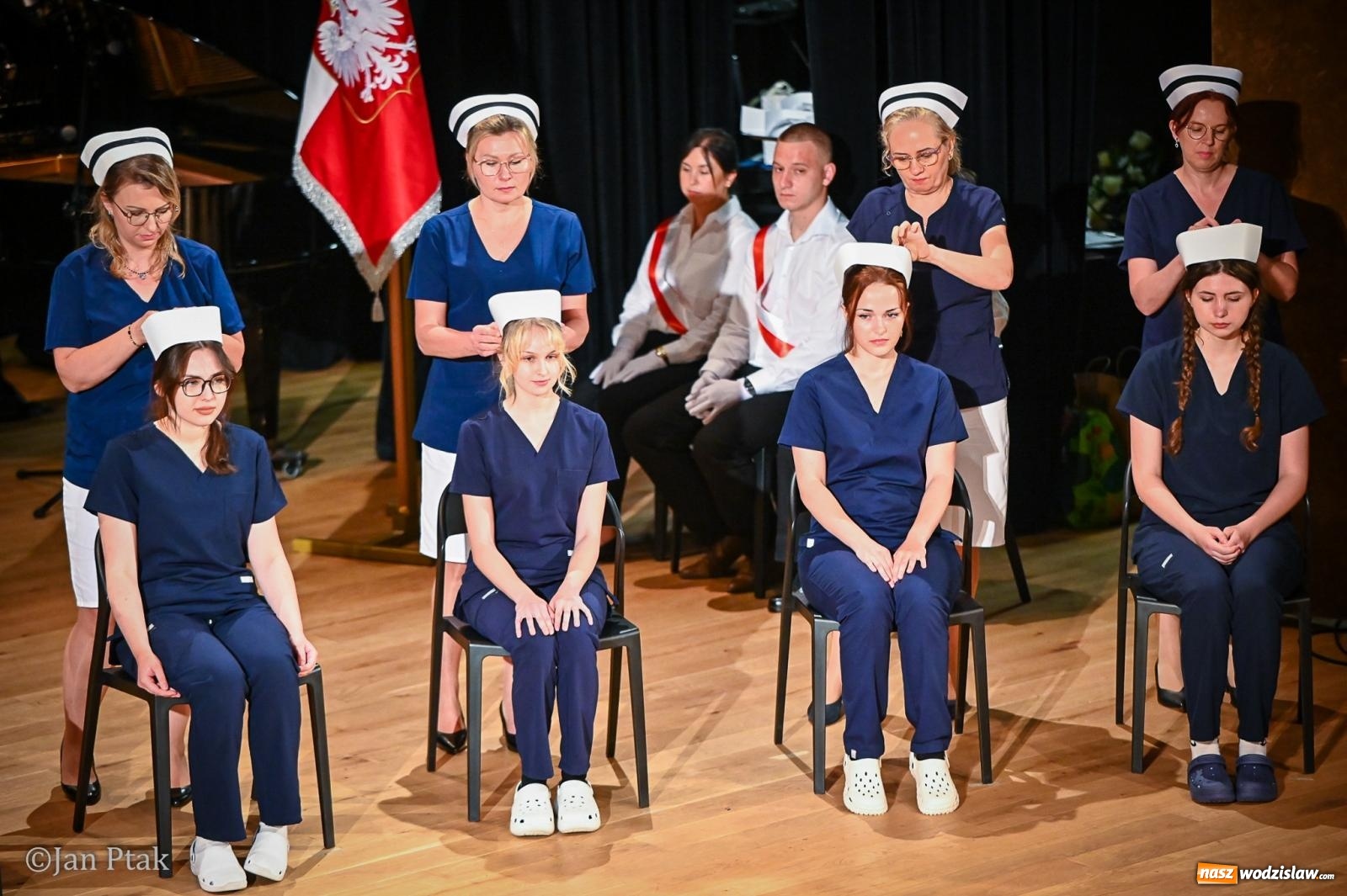 Zdjęcie w galerii na portalu naszwodzislaw.com: Czepkowanie studentów pielęgniarstwa w Raciborzu. Symboliczny początek zawodowej drogi [FOTO i WIDEO] wiadomości z regionu
