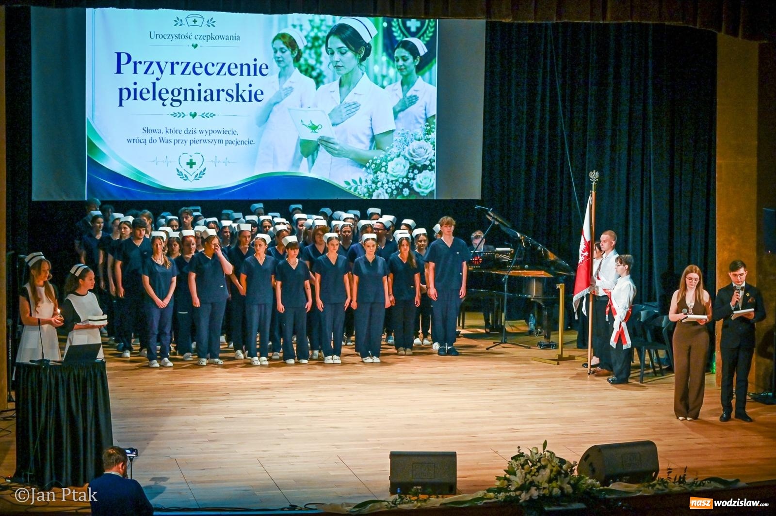 Zdjęcie w galerii na portalu naszwodzislaw.com: Czepkowanie studentów pielęgniarstwa w Raciborzu. Symboliczny początek zawodowej drogi [FOTO i WIDEO] wiadomości z regionu