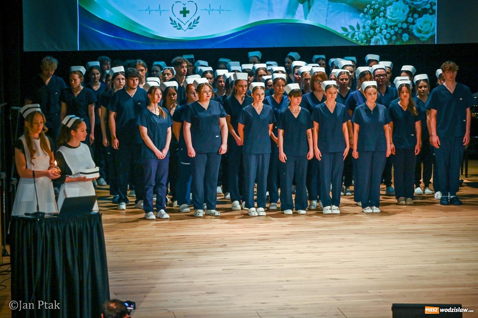 Zdjęcie w galerii na portalu naszwodzislaw.com: Czepkowanie studentów pielęgniarstwa w Raciborzu. Symboliczny początek zawodowej drogi [FOTO i WIDEO] wiadomości z regionu