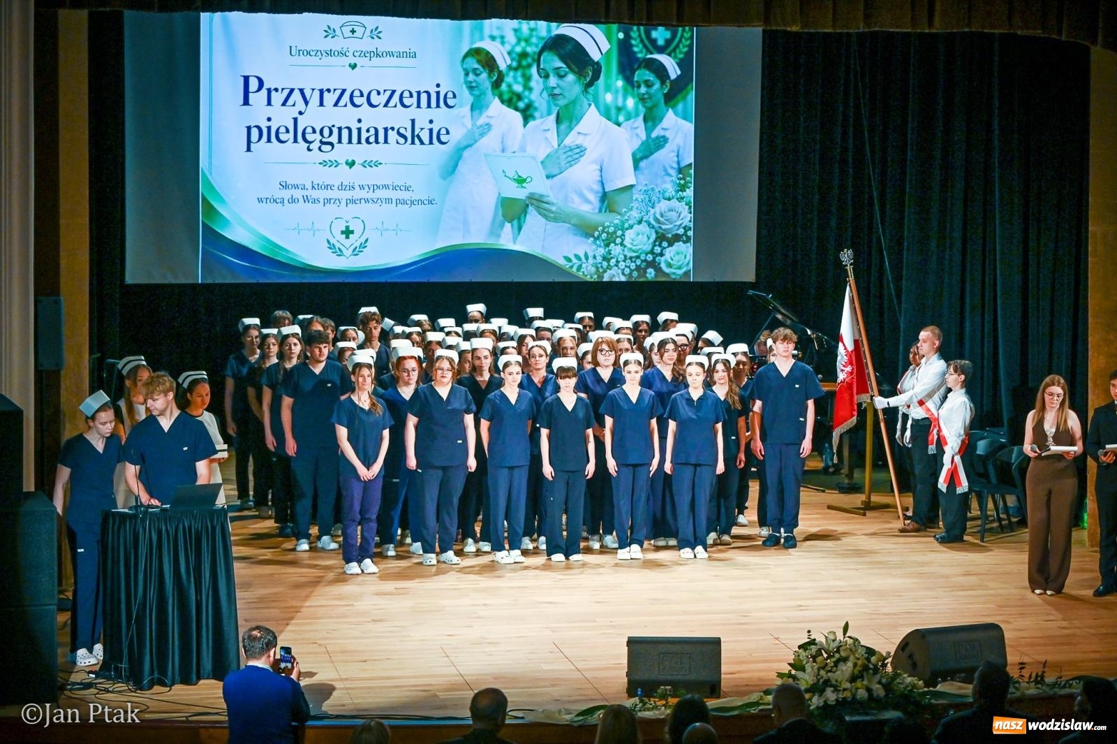 Zdjęcie w galerii na portalu naszwodzislaw.com: Czepkowanie studentów pielęgniarstwa w Raciborzu. Symboliczny początek zawodowej drogi [FOTO i WIDEO] wiadomości z regionu