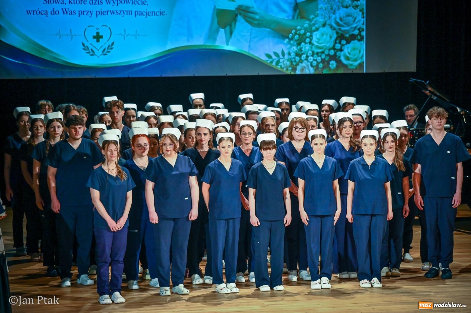 Zdjęcie w galerii na portalu naszwodzislaw.com: Czepkowanie studentów pielęgniarstwa w Raciborzu. Symboliczny początek zawodowej drogi [FOTO i WIDEO] wiadomości z regionu