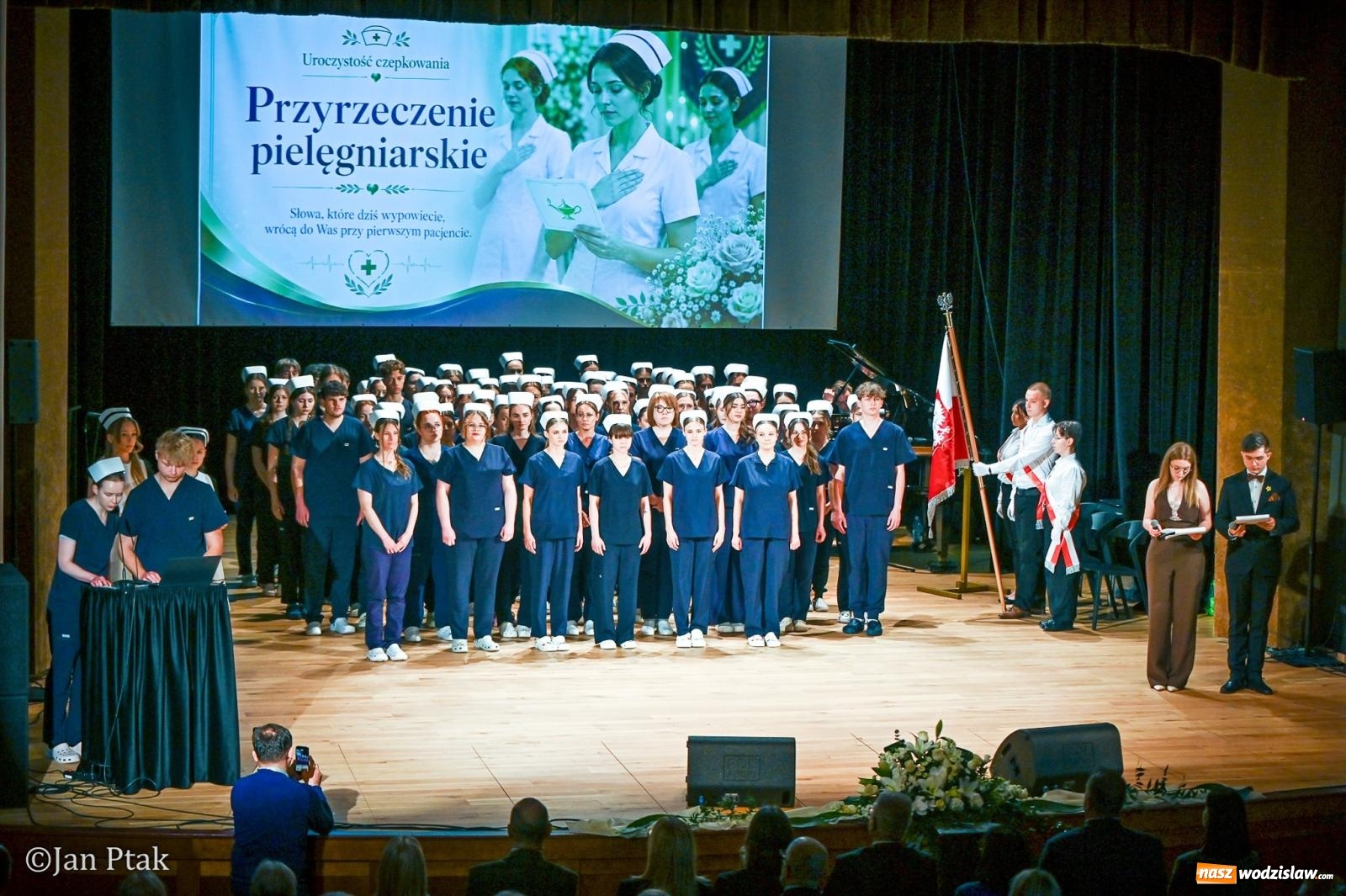 Zdjęcie w galerii na portalu naszwodzislaw.com: Czepkowanie studentów pielęgniarstwa w Raciborzu. Symboliczny początek zawodowej drogi [FOTO i WIDEO] wiadomości z regionu