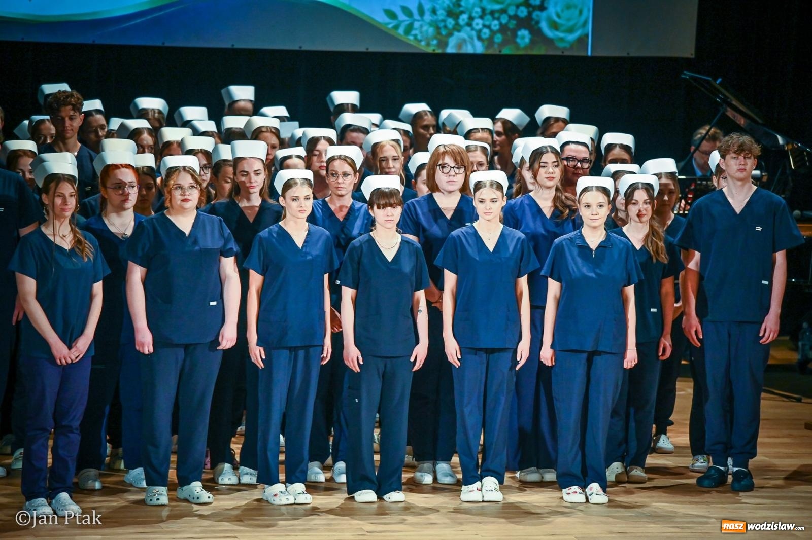 Zdjęcie w galerii na portalu naszwodzislaw.com: Czepkowanie studentów pielęgniarstwa w Raciborzu. Symboliczny początek zawodowej drogi [FOTO i WIDEO] wiadomości z regionu