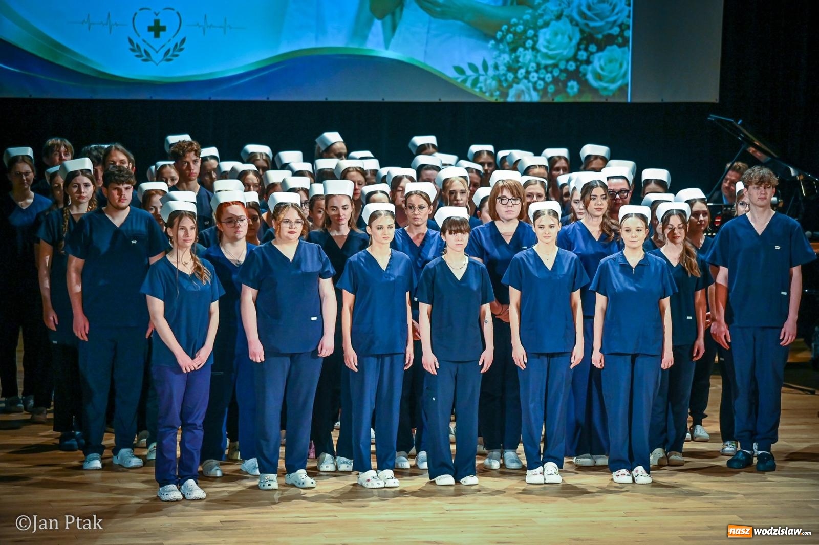 Zdjęcie w galerii na portalu naszwodzislaw.com: Czepkowanie studentów pielęgniarstwa w Raciborzu. Symboliczny początek zawodowej drogi [FOTO i WIDEO] wiadomości z regionu