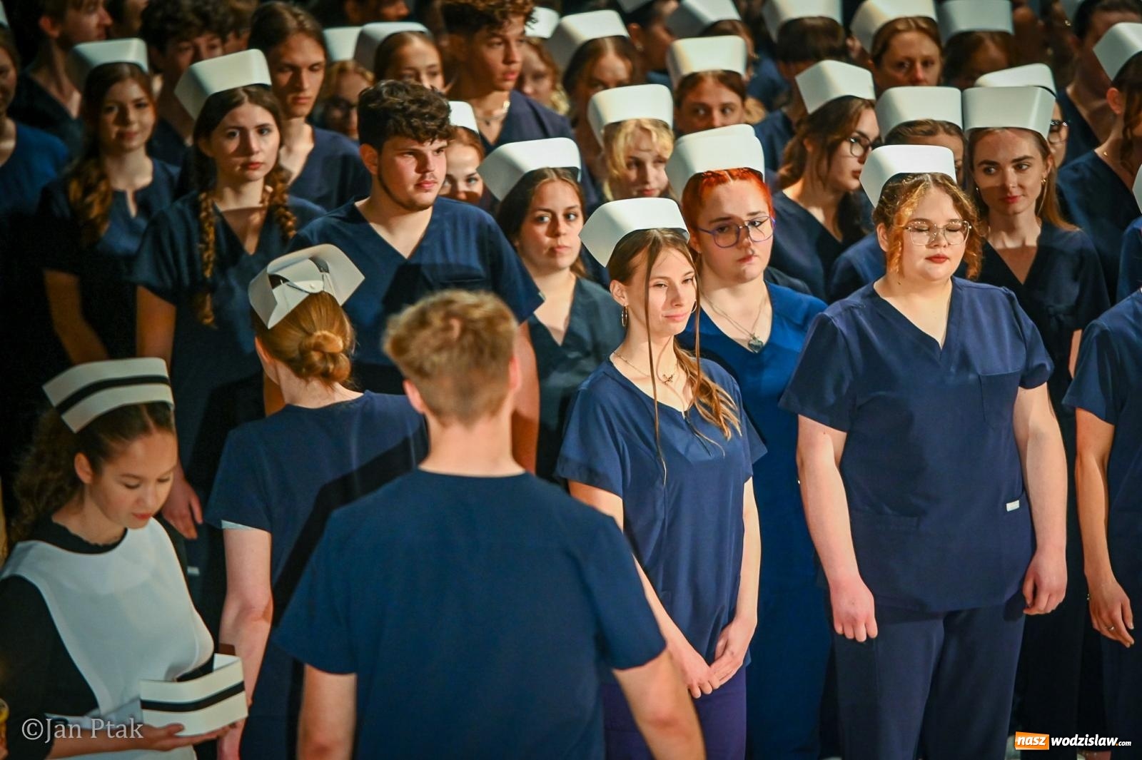 Zdjęcie w galerii na portalu naszwodzislaw.com: Czepkowanie studentów pielęgniarstwa w Raciborzu. Symboliczny początek zawodowej drogi [FOTO i WIDEO] wiadomości z regionu
