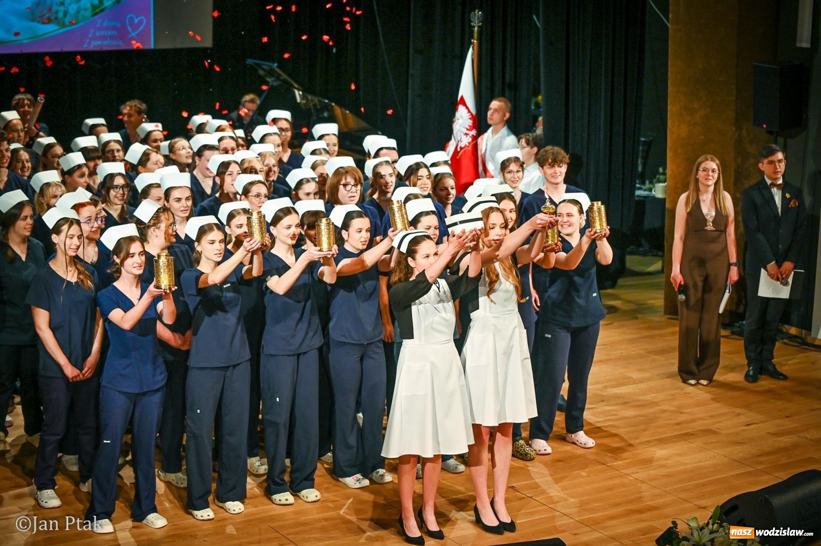 Zdjęcie w galerii na portalu naszwodzislaw.com: Czepkowanie studentów pielęgniarstwa w Raciborzu. Symboliczny początek zawodowej drogi [FOTO i WIDEO] wiadomości z regionu