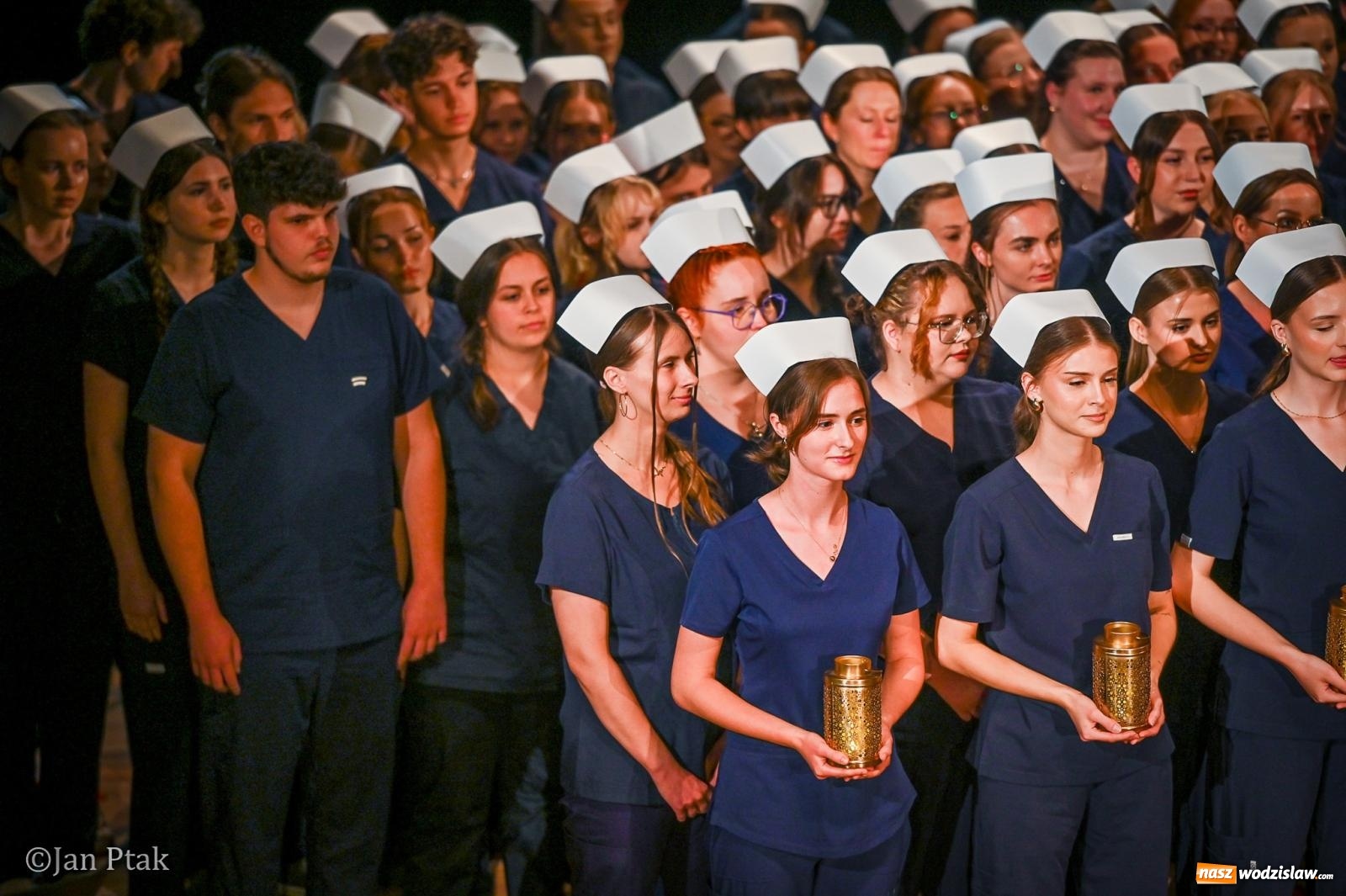 Zdjęcie w galerii na portalu naszwodzislaw.com: Czepkowanie studentów pielęgniarstwa w Raciborzu. Symboliczny początek zawodowej drogi [FOTO i WIDEO] wiadomości z regionu