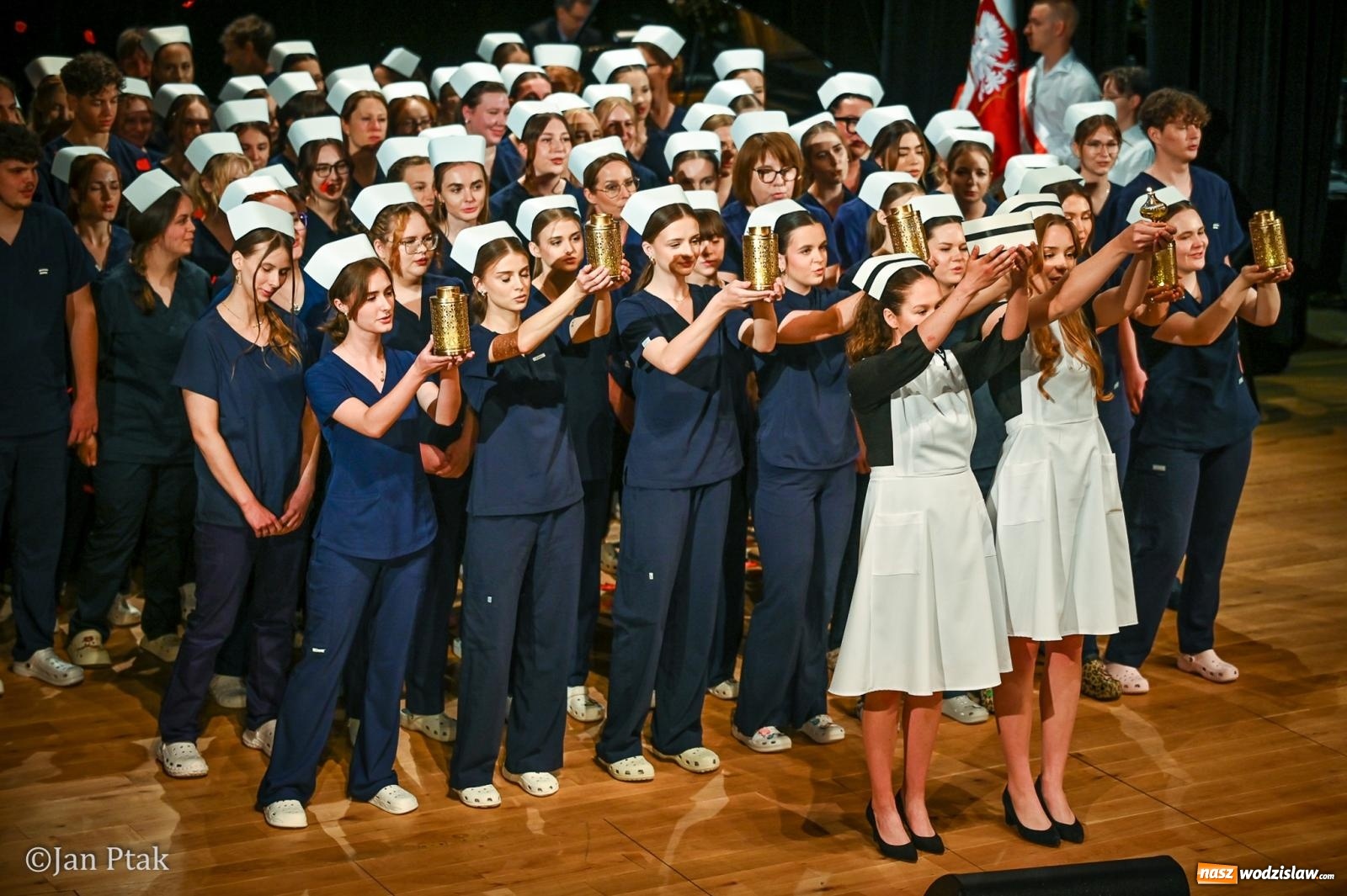 Zdjęcie w galerii na portalu naszwodzislaw.com: Czepkowanie studentów pielęgniarstwa w Raciborzu. Symboliczny początek zawodowej drogi [FOTO i WIDEO] wiadomości z regionu