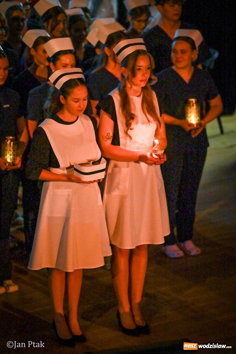 Zdjęcie w galerii na portalu naszwodzislaw.com: Czepkowanie studentów pielęgniarstwa w Raciborzu. Symboliczny początek zawodowej drogi [FOTO i WIDEO] wiadomości z regionu