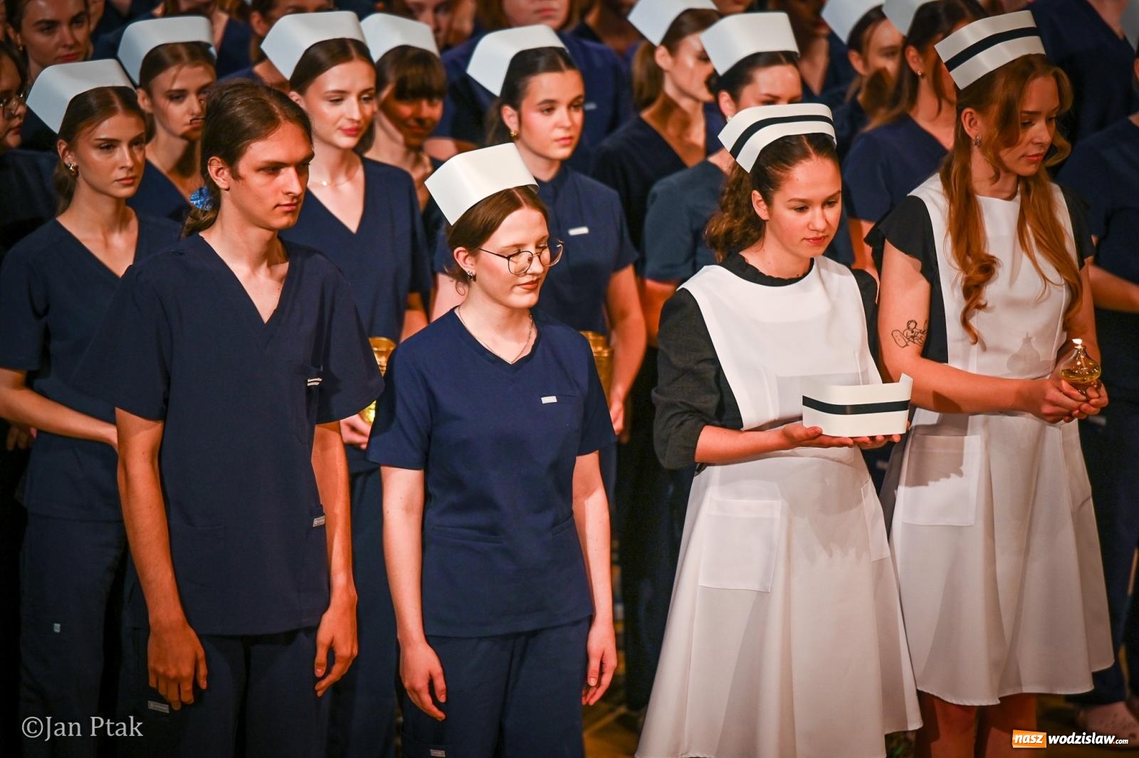 Zdjęcie w galerii na portalu naszwodzislaw.com: Czepkowanie studentów pielęgniarstwa w Raciborzu. Symboliczny początek zawodowej drogi [FOTO i WIDEO] wiadomości z regionu