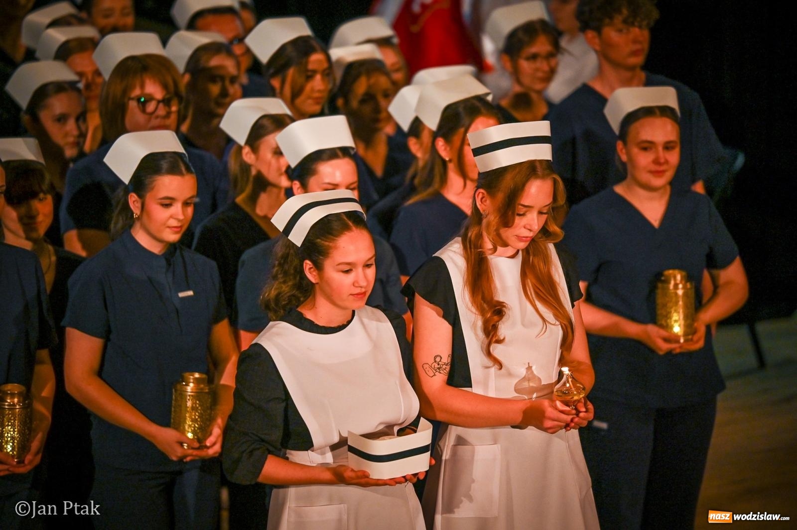 Zdjęcie w galerii na portalu naszwodzislaw.com: Czepkowanie studentów pielęgniarstwa w Raciborzu. Symboliczny początek zawodowej drogi [FOTO i WIDEO] wiadomości z regionu