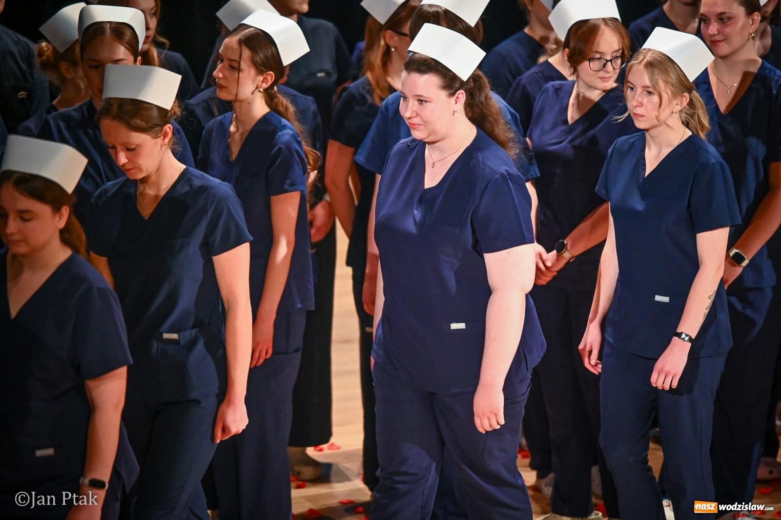 Zdjęcie w galerii na portalu naszwodzislaw.com: Czepkowanie studentów pielęgniarstwa w Raciborzu. Symboliczny początek zawodowej drogi [FOTO i WIDEO] wiadomości z regionu