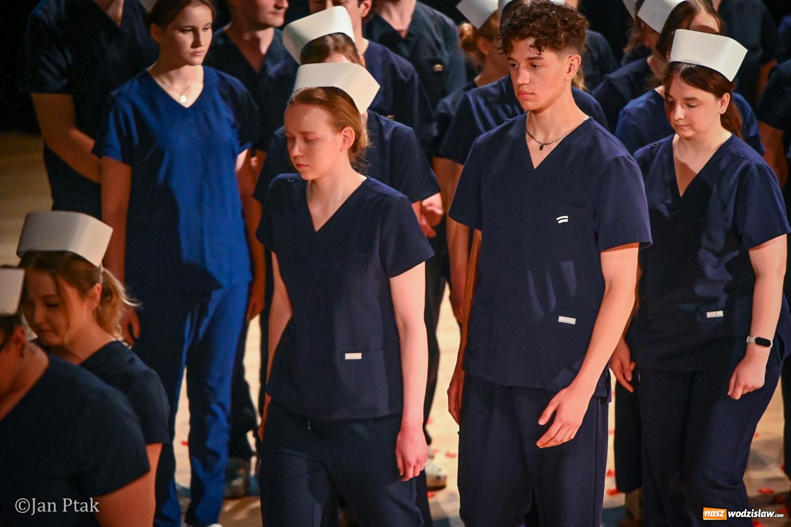 Zdjęcie w galerii na portalu naszwodzislaw.com: Czepkowanie studentów pielęgniarstwa w Raciborzu. Symboliczny początek zawodowej drogi [FOTO i WIDEO] wiadomości z regionu