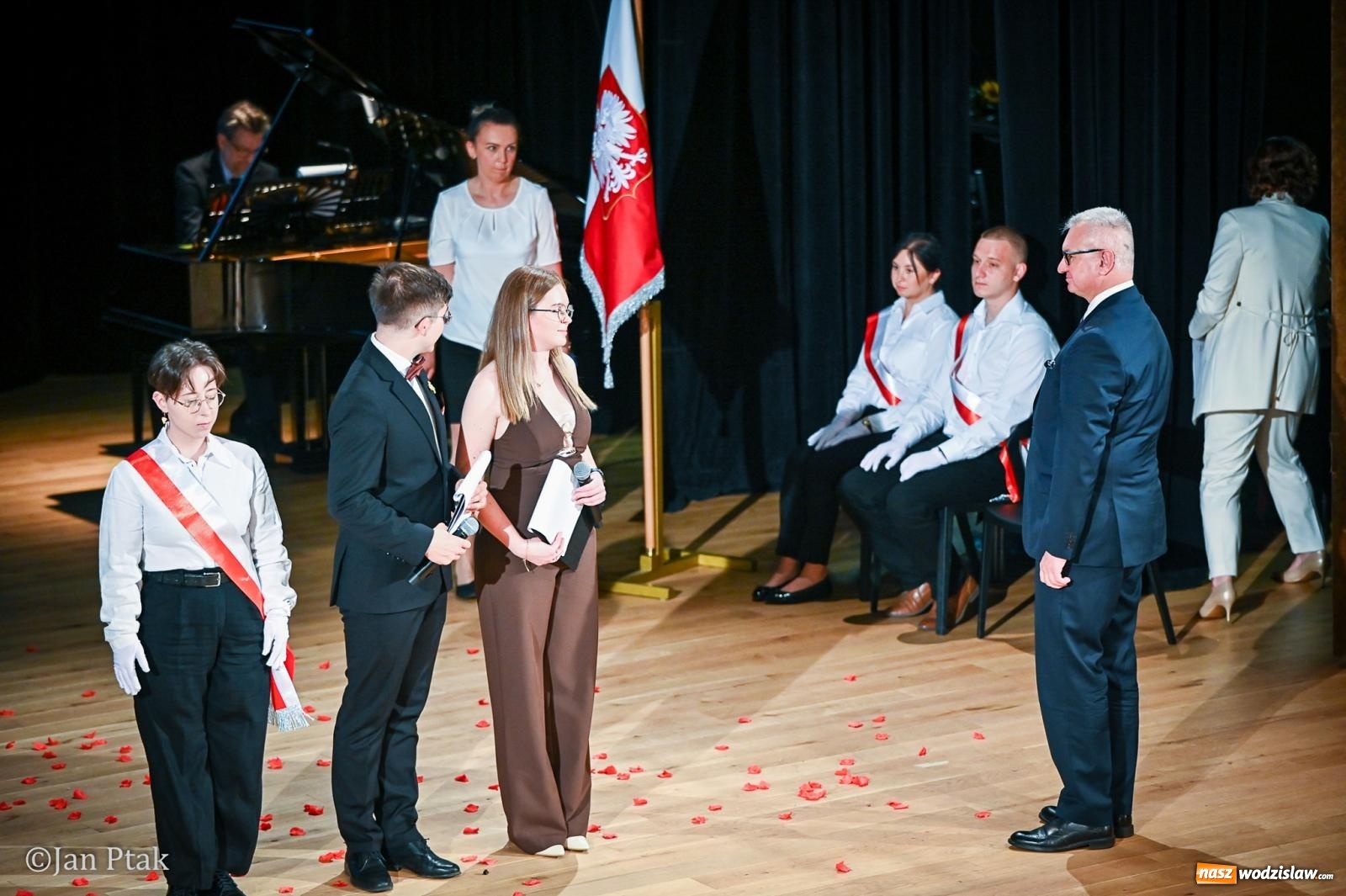 Zdjęcie w galerii na portalu naszwodzislaw.com: Czepkowanie studentów pielęgniarstwa w Raciborzu. Symboliczny początek zawodowej drogi [FOTO i WIDEO] wiadomości z regionu