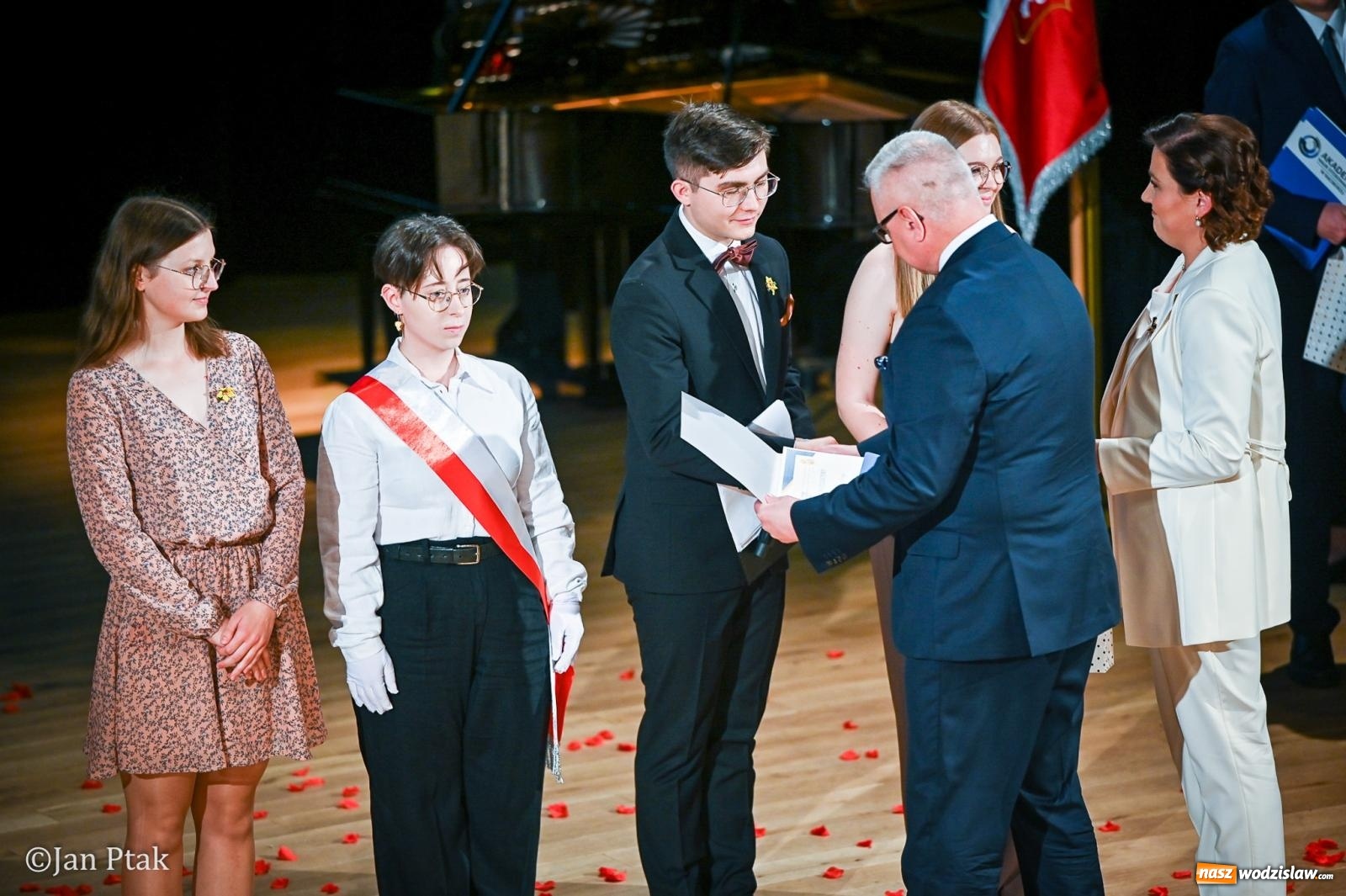 Zdjęcie w galerii na portalu naszwodzislaw.com: Czepkowanie studentów pielęgniarstwa w Raciborzu. Symboliczny początek zawodowej drogi [FOTO i WIDEO] wiadomości z regionu