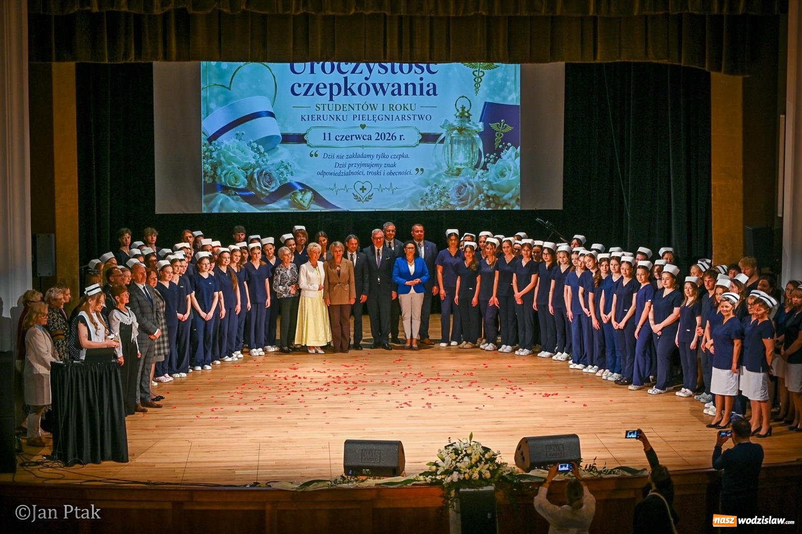 Zdjęcie w galerii na portalu naszwodzislaw.com: Czepkowanie studentów pielęgniarstwa w Raciborzu. Symboliczny początek zawodowej drogi [FOTO i WIDEO] wiadomości z regionu
