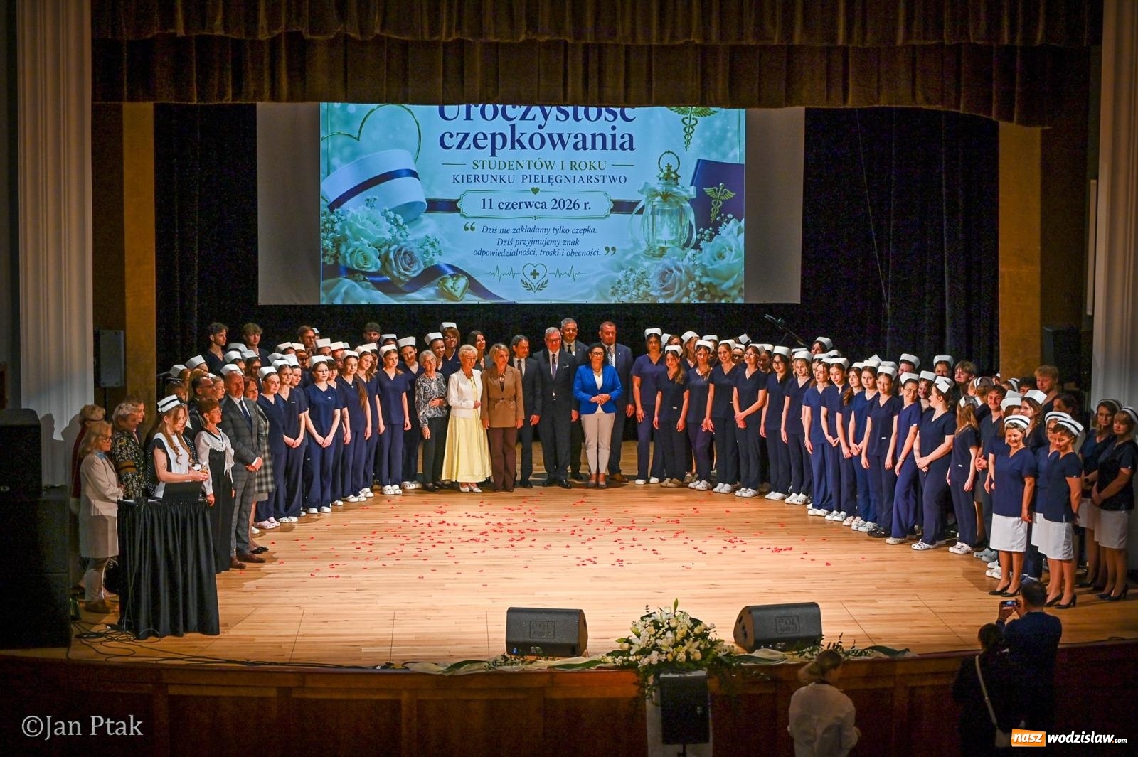 Zdjęcie w galerii na portalu naszwodzislaw.com: Czepkowanie studentów pielęgniarstwa w Raciborzu. Symboliczny początek zawodowej drogi [FOTO i WIDEO] wiadomości z regionu